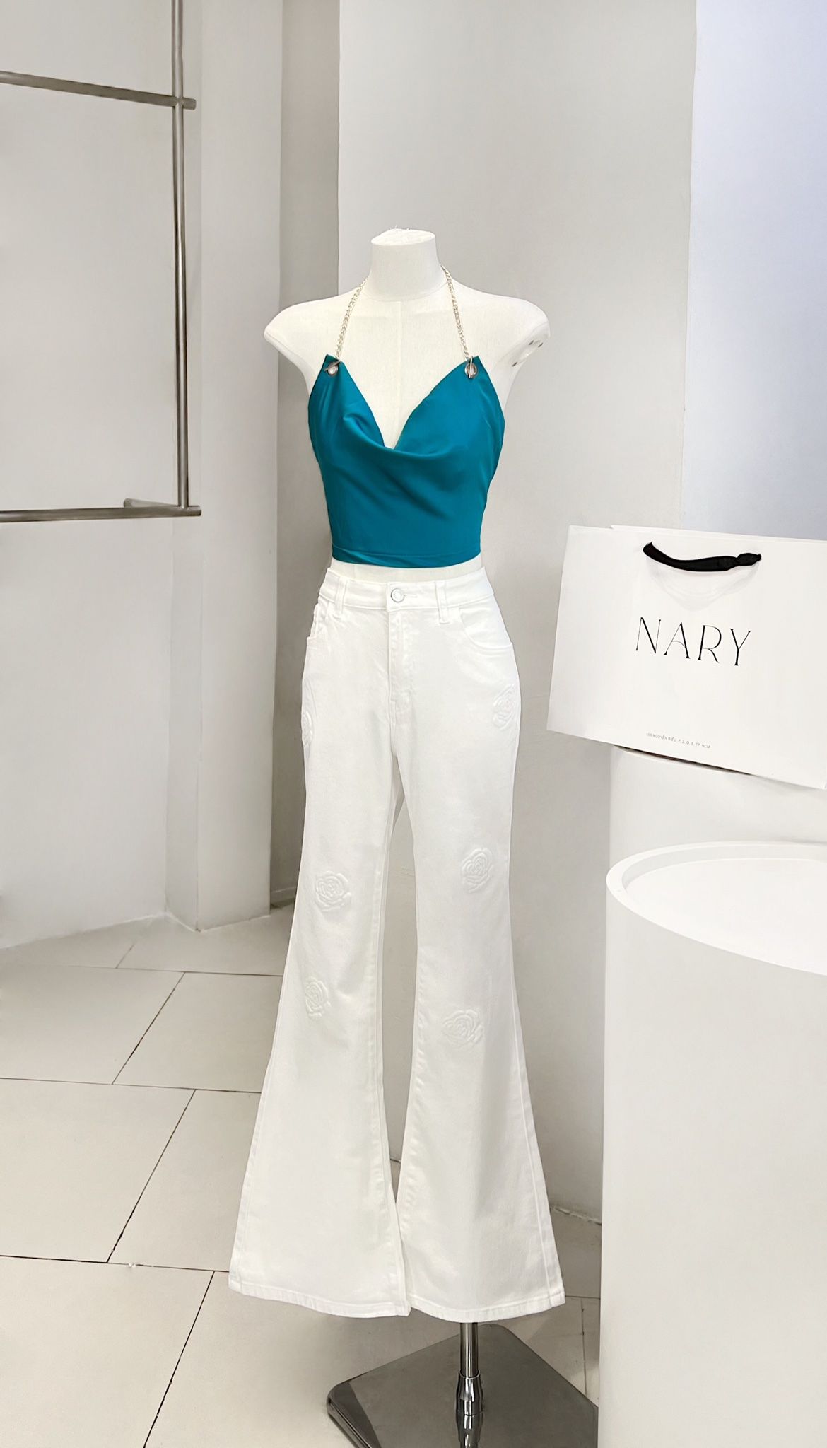 Áo Lụa Cổ Đổ Dây Xích