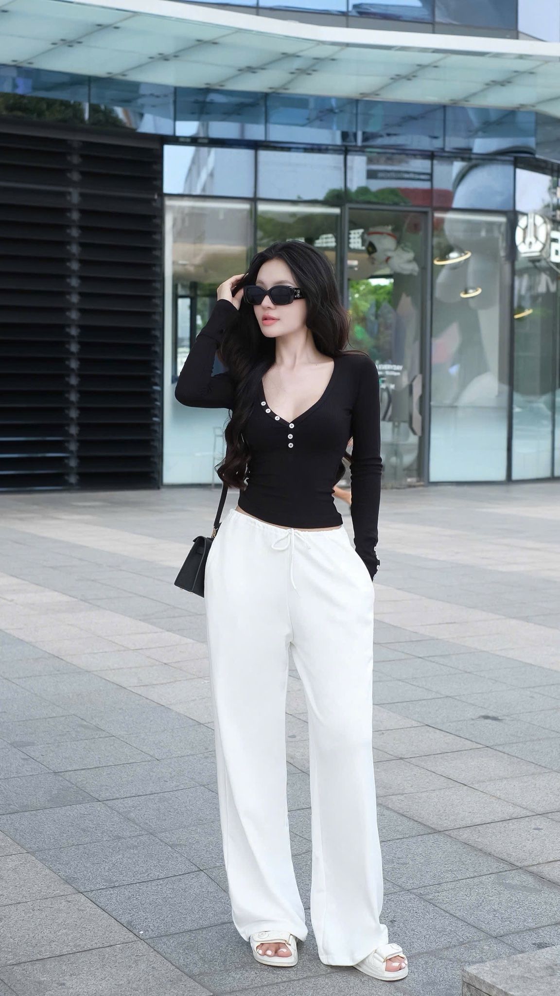 Áo Thun Nút Cổ V