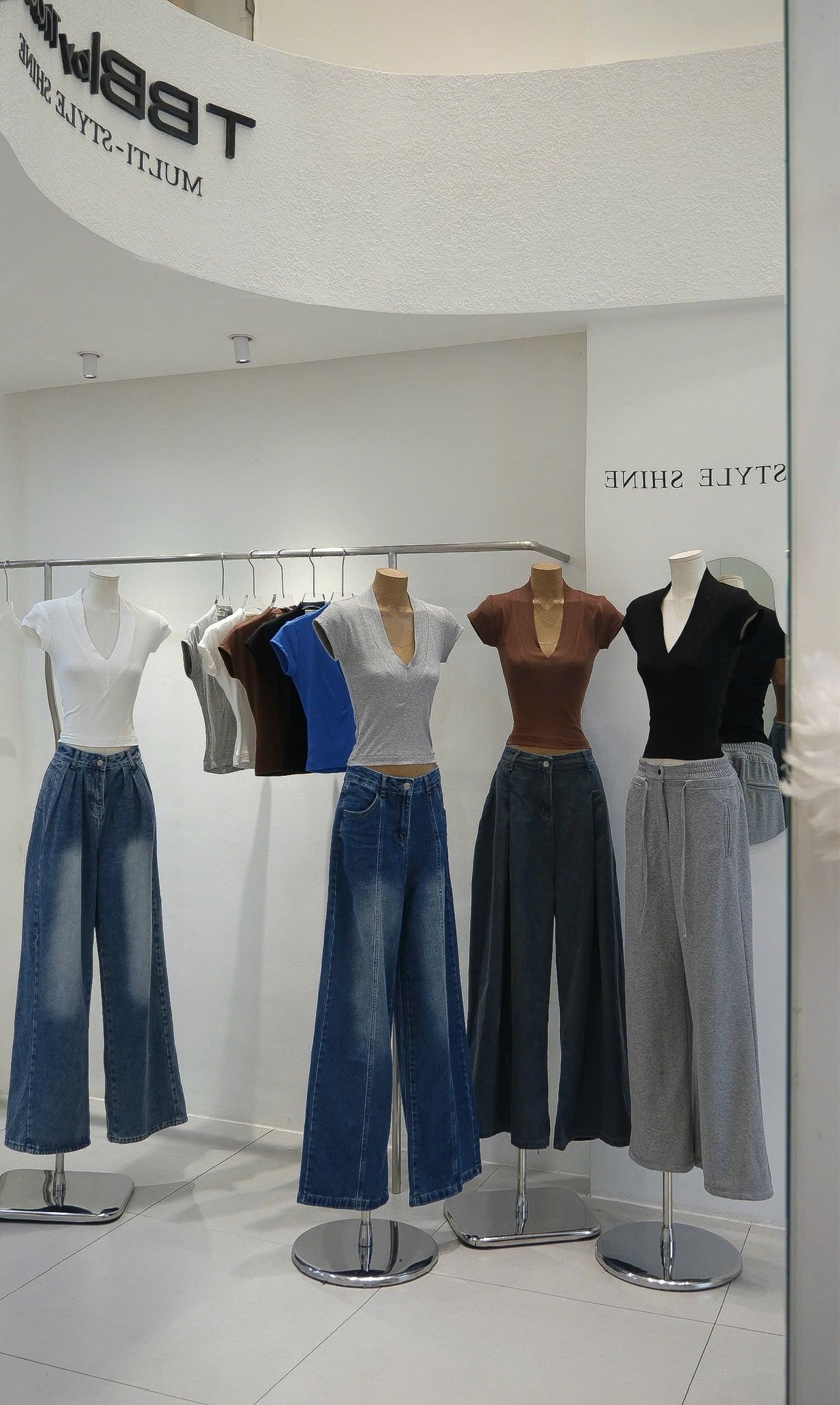 Áo Thun Cổ V Tay Con