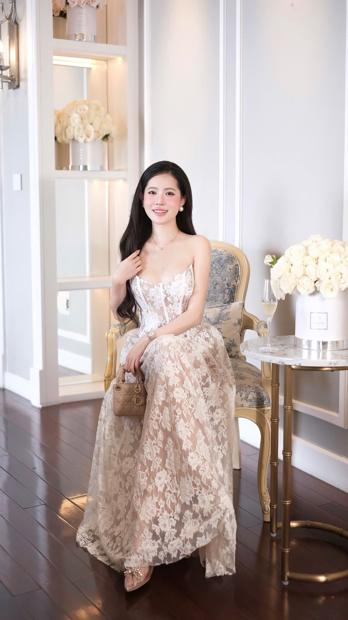 Đầm Ren Cup Nền Hoa