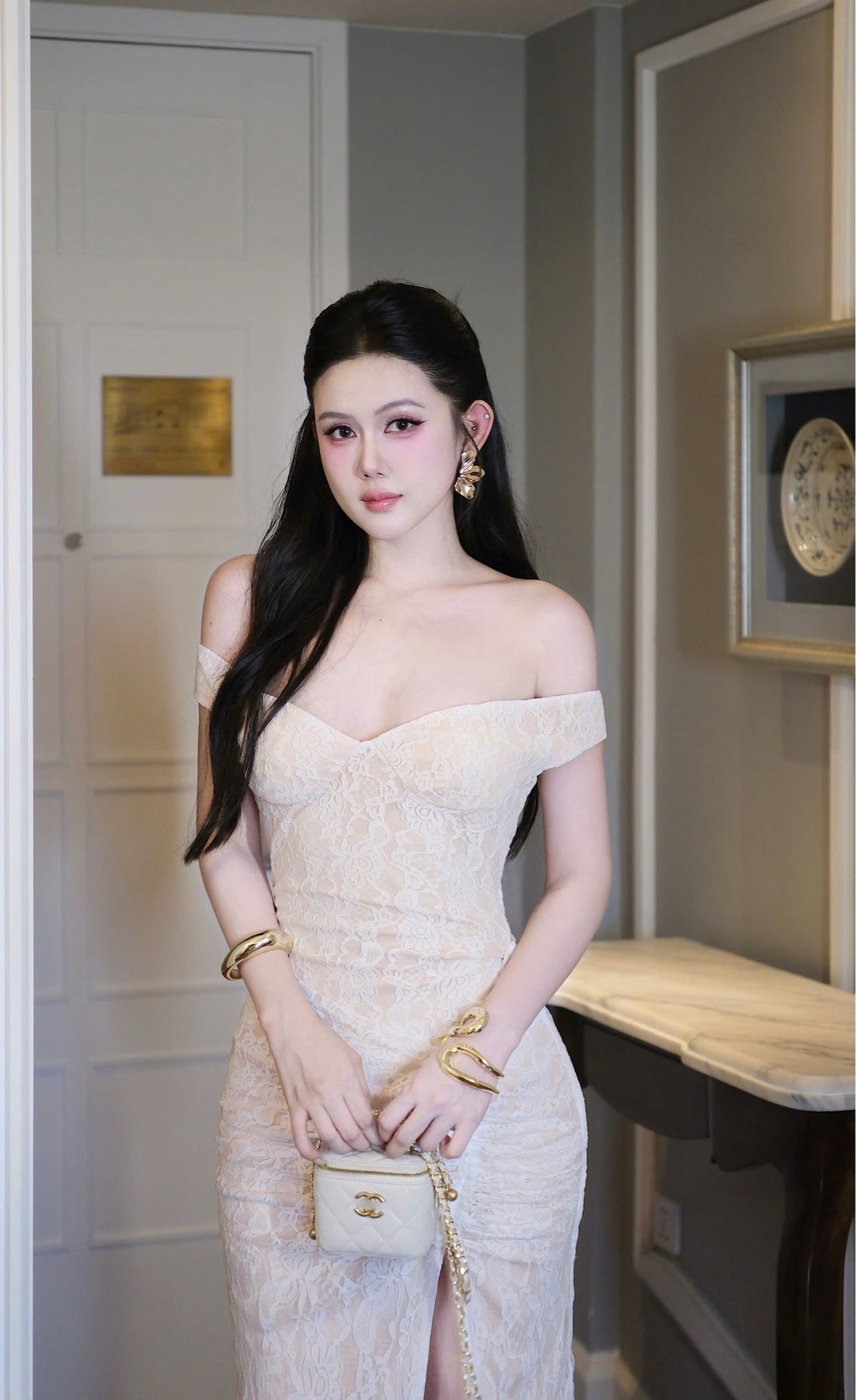 Đầm Ren Bẹt Vai kèm Charm