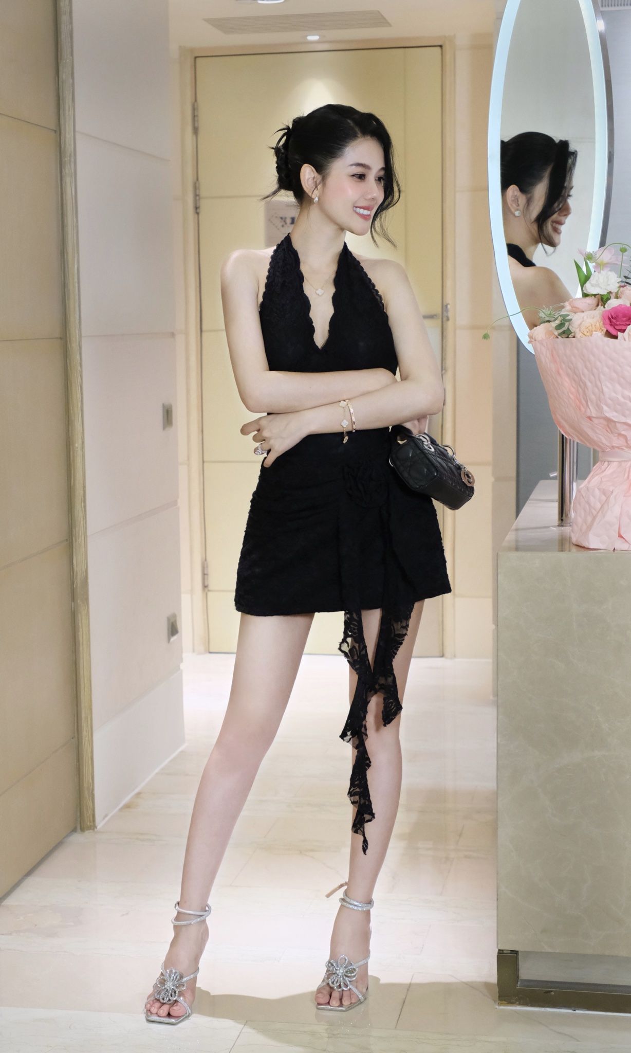 Đầm Ren Cột Yếm Đính Hoa