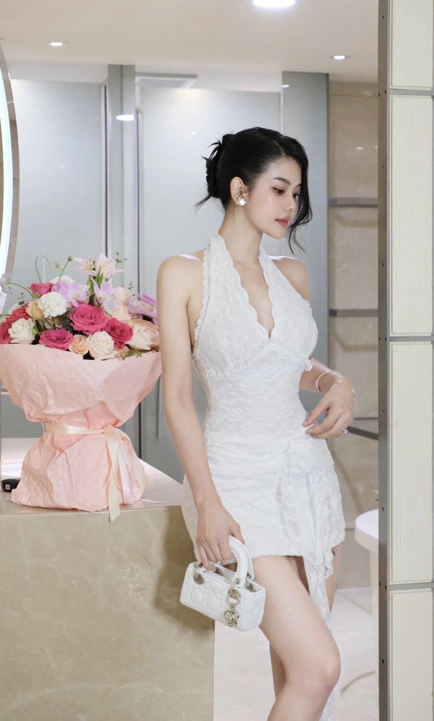 Đầm Ren Cột Yếm Đính Hoa