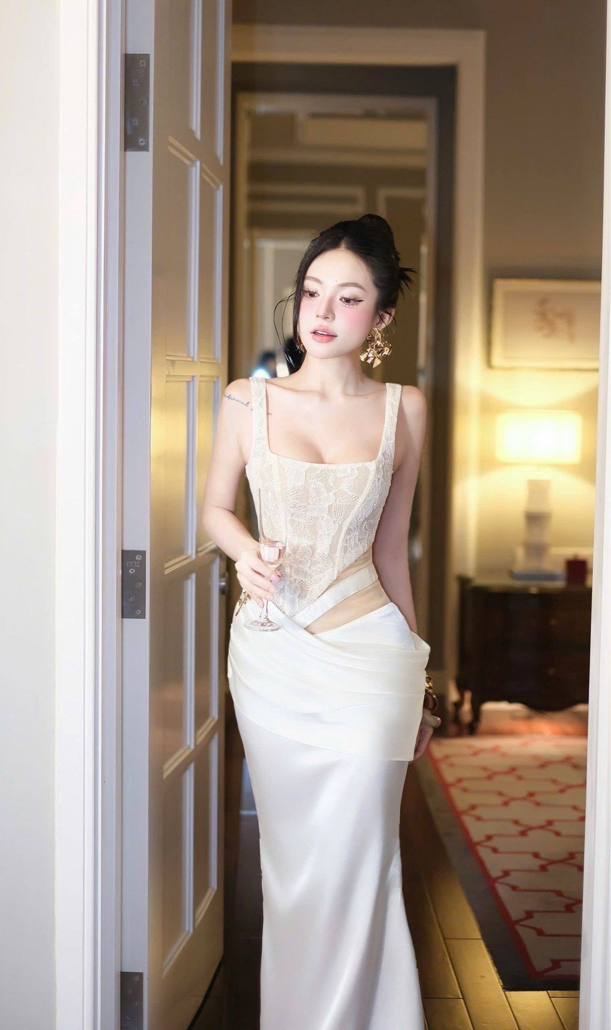 Đầm Lưới Phối Lụa Khoét 1 Bên