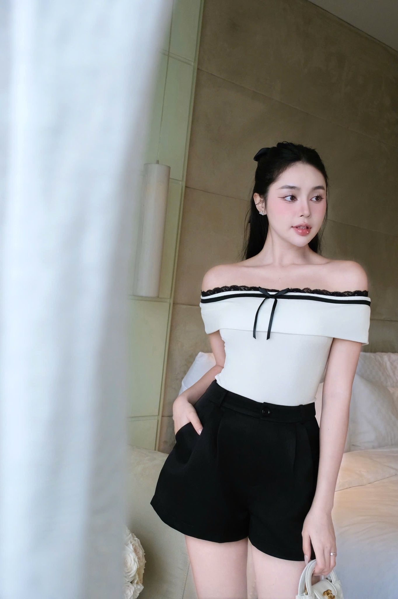 Áo Bẹt Vai Viền Nơ Ren