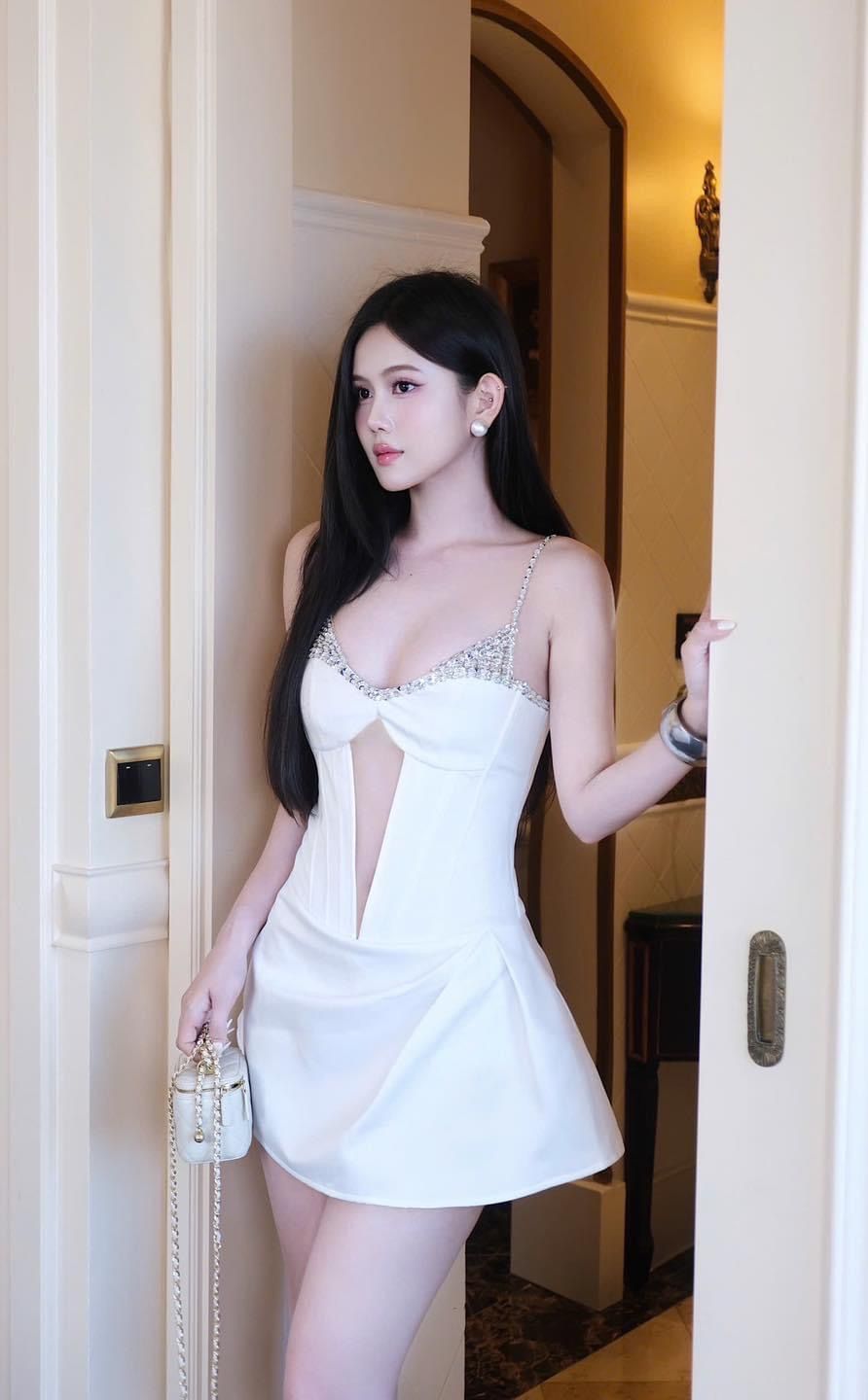 Đầm Khoét Lưới Viền Châu
