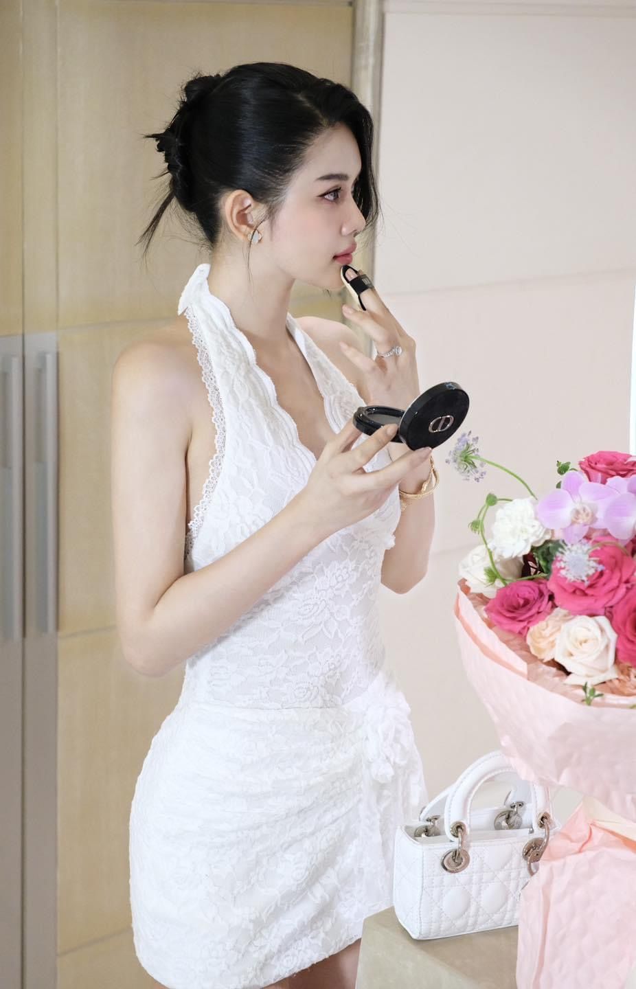 Đầm Ren Cột Yếm Đính Hoa