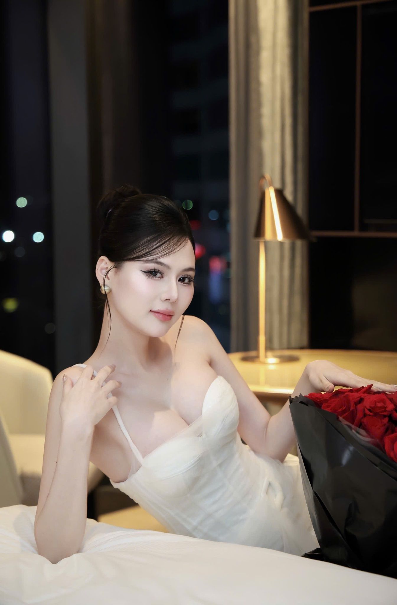 Đầm Ren Lưới Cúp Ngực 1 Vai