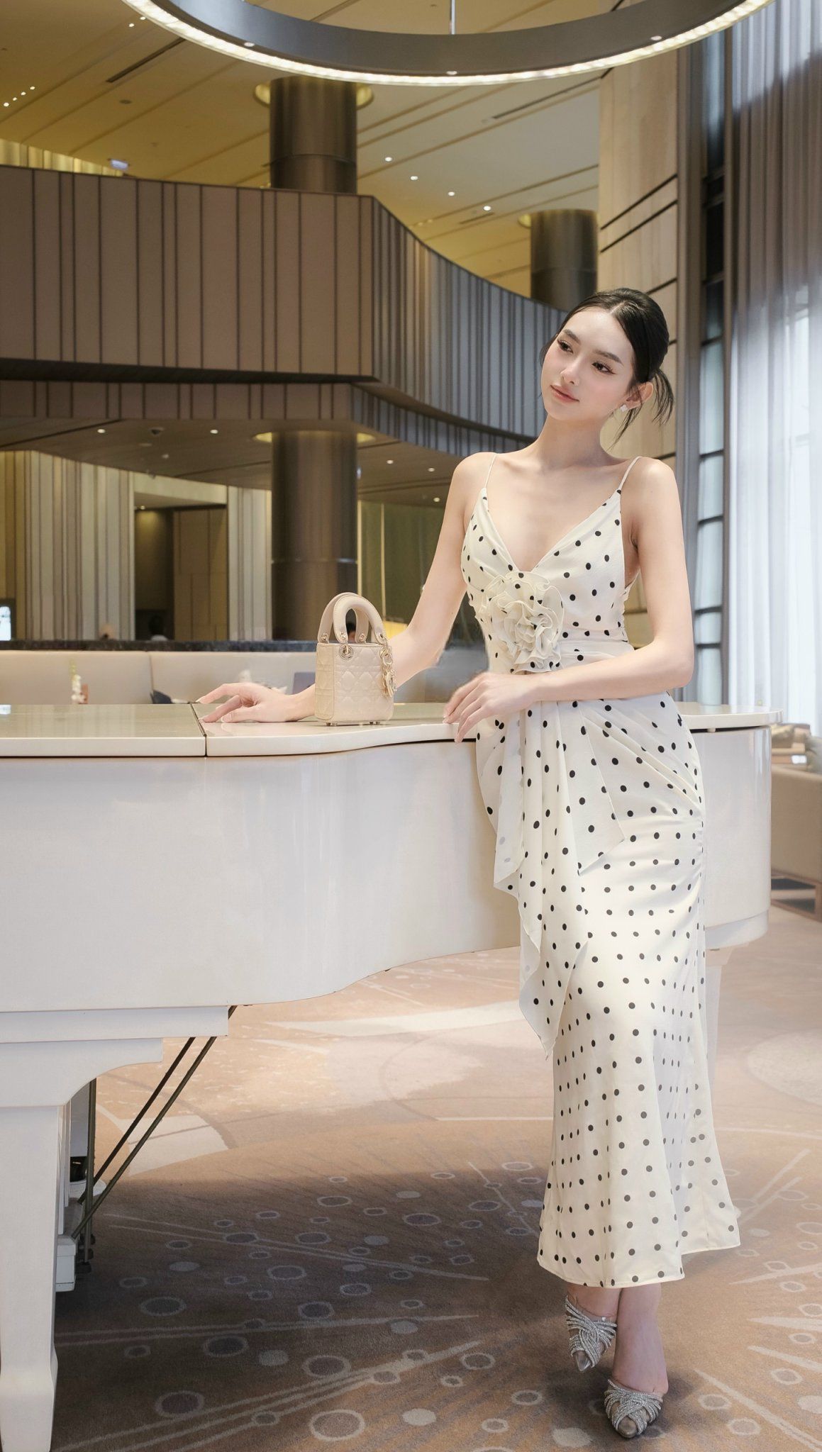 Đầm Chấm Bi Cổ V Đính Bông