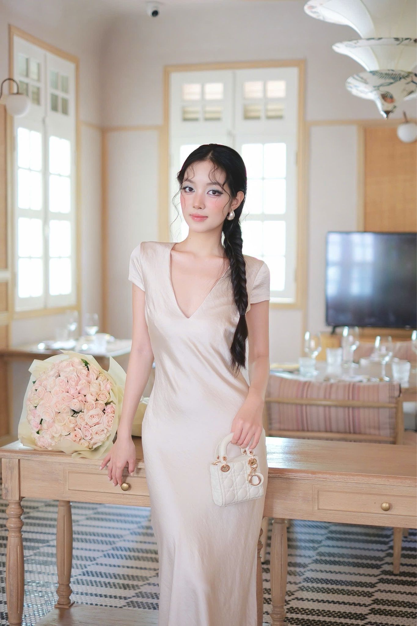 Đầm Lụa Suông Cổ V