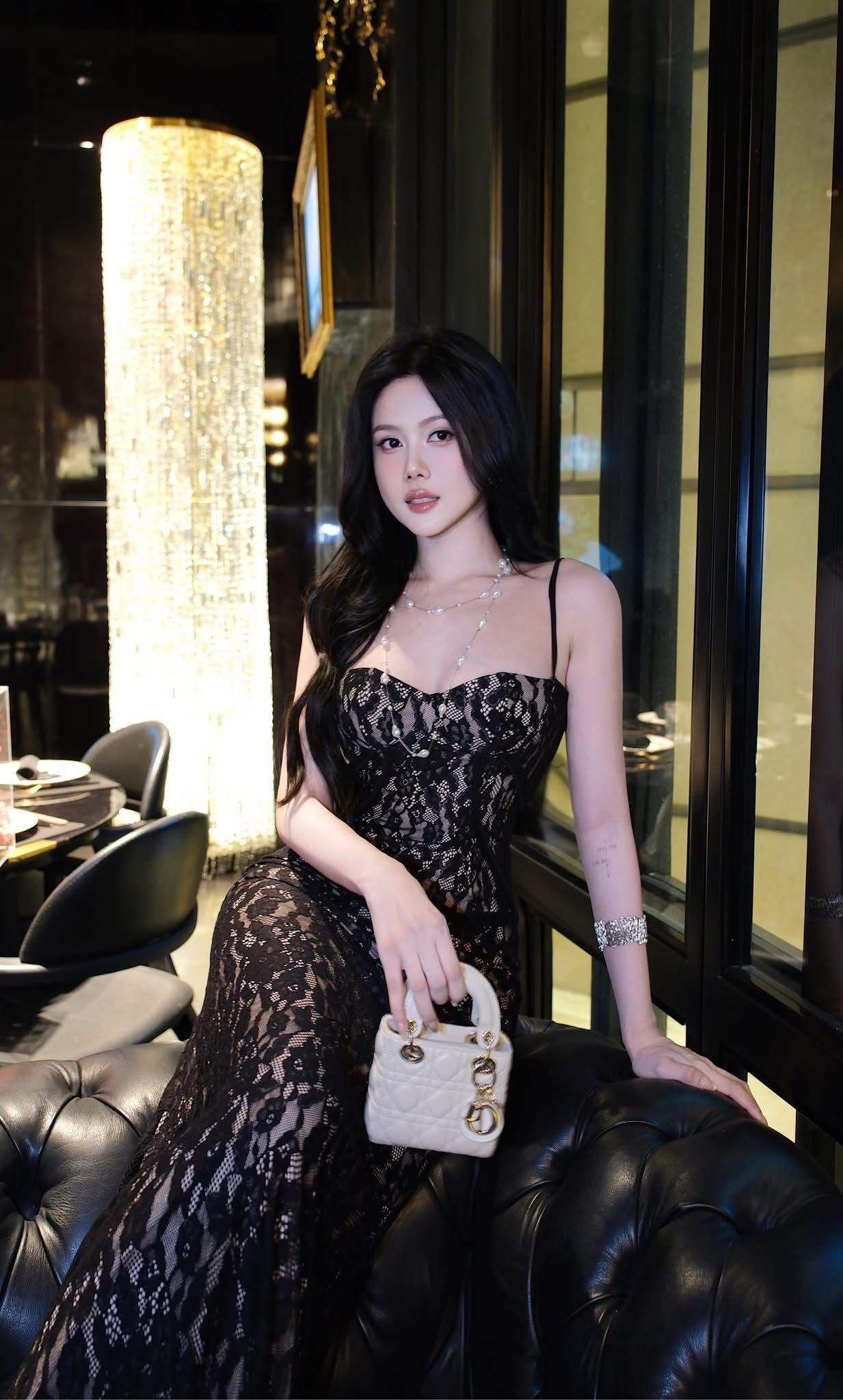 Đầm Ren Nền Hoa Đuôi Cá