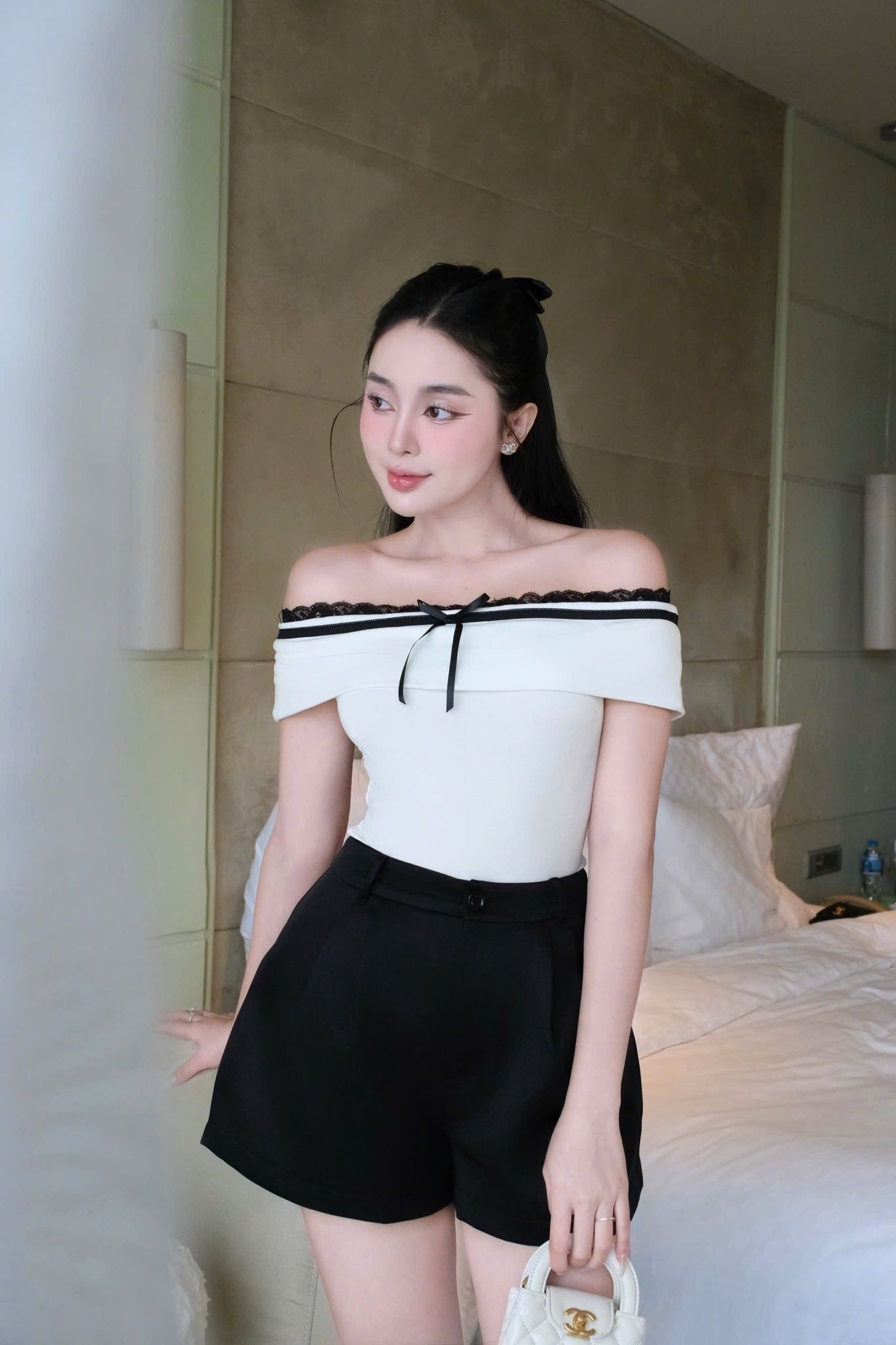 Áo Bẹt Vai Viền Nơ Ren