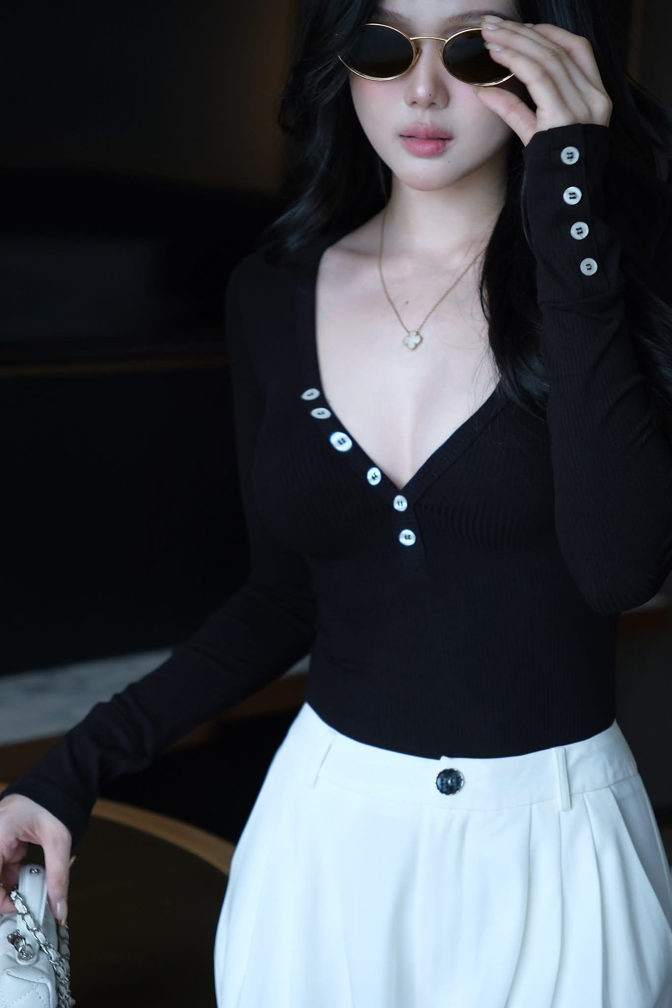 Áo Thun Nút Cổ V
