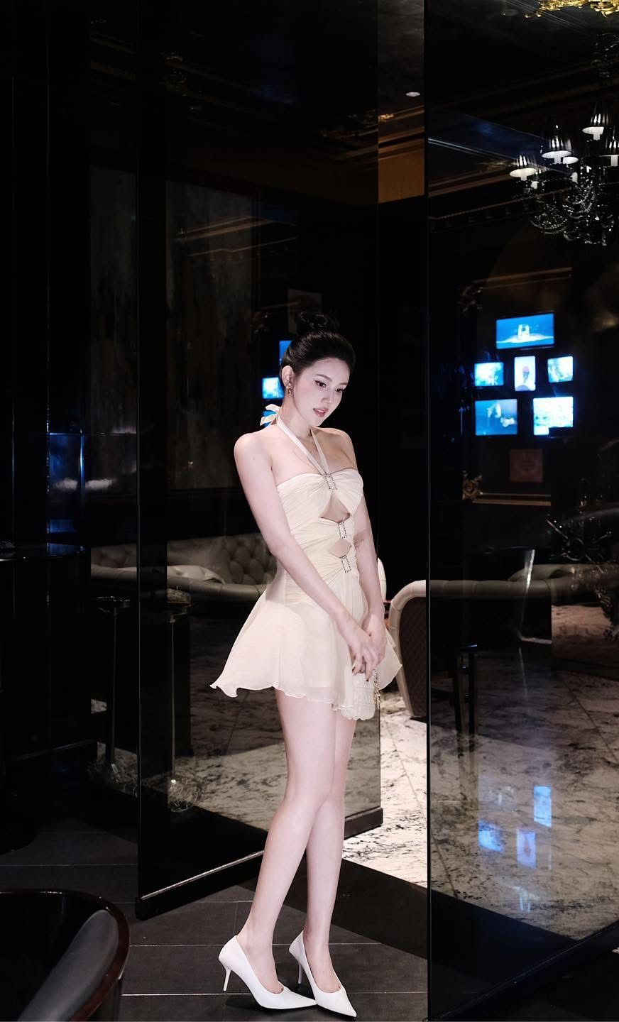 Đầm Voan Khoét Cột Yếm