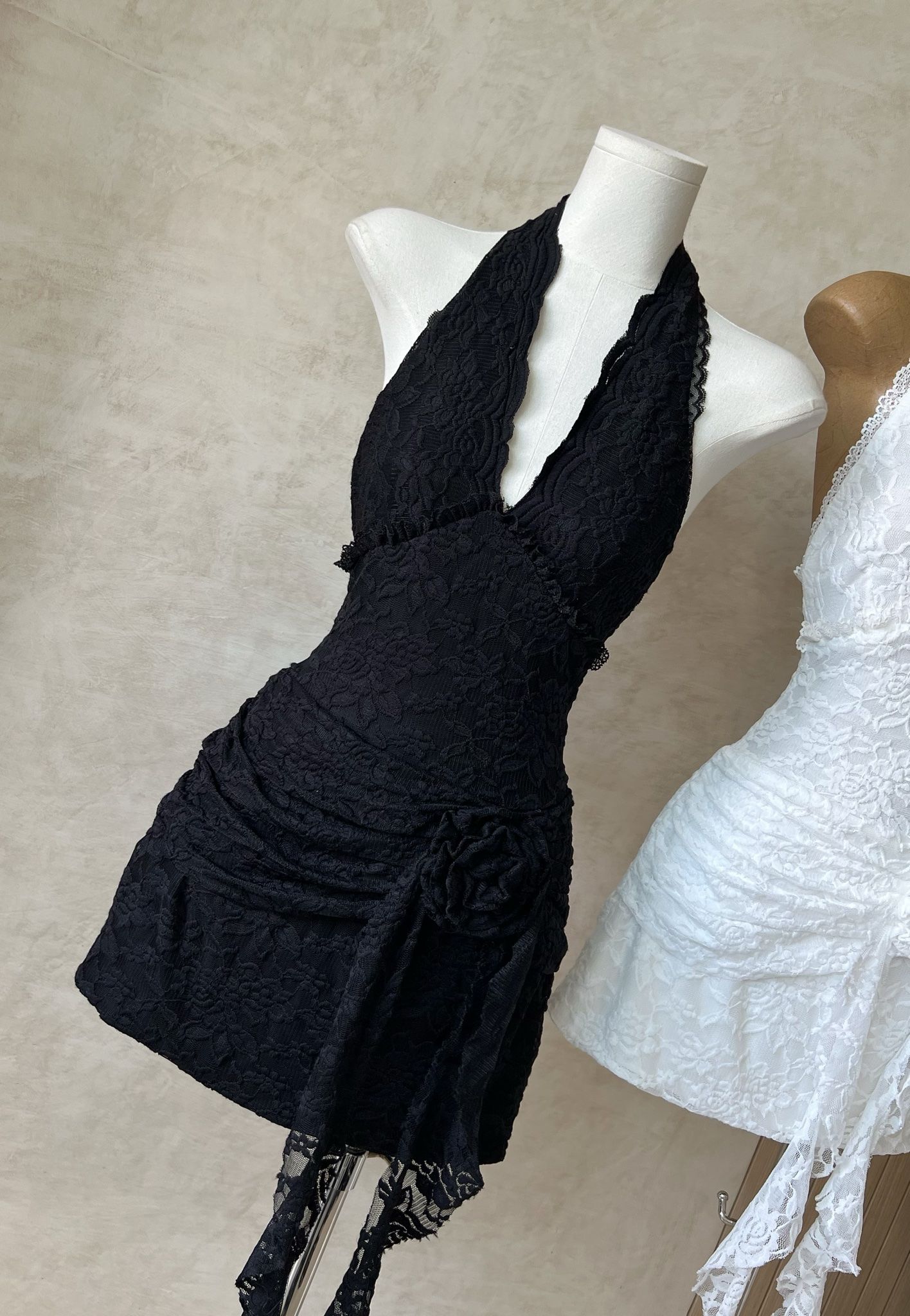 Đầm Ren Cột Yếm Đính Hoa