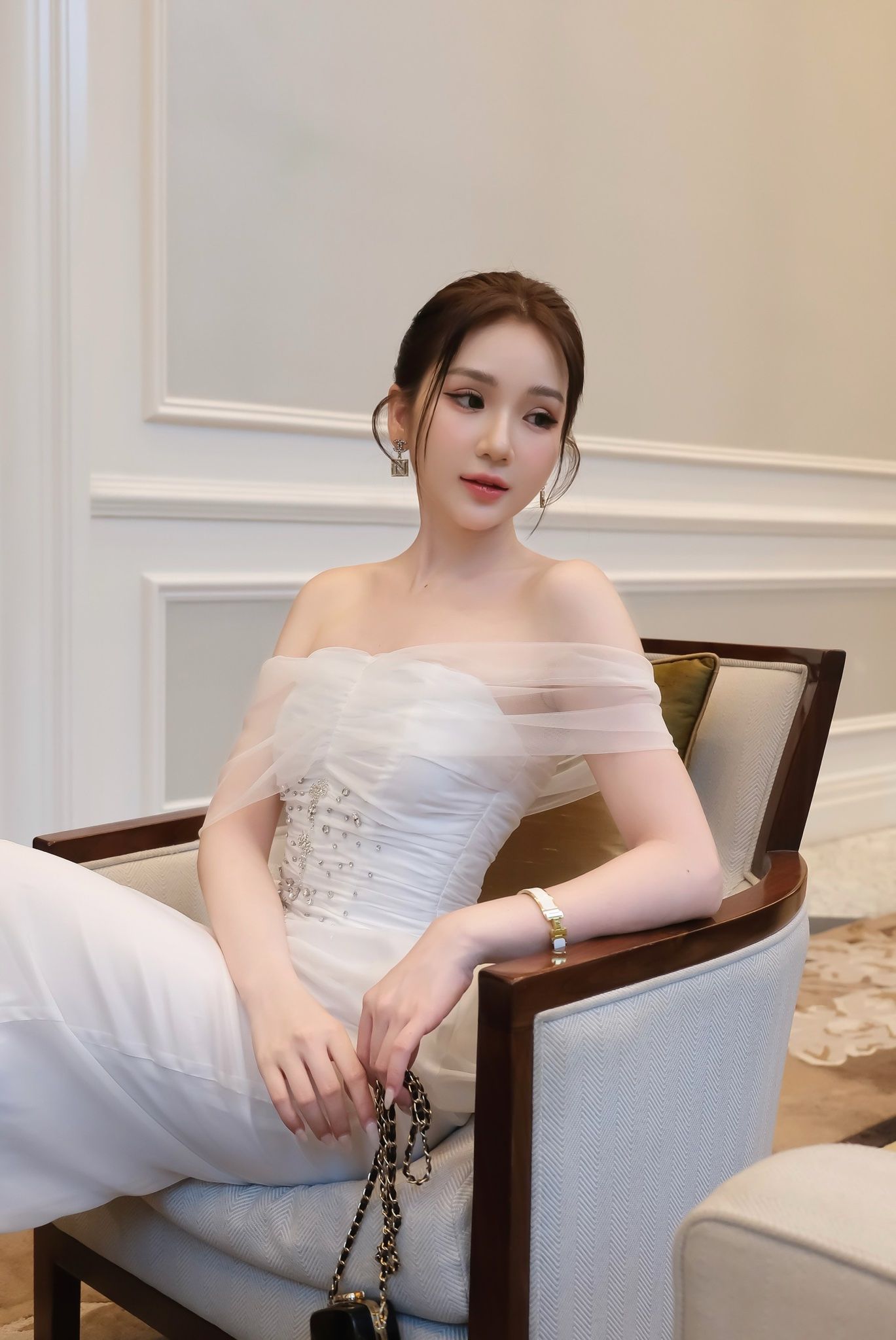 Đầm Lụa Bẹt Vai Lưới Đính Đá