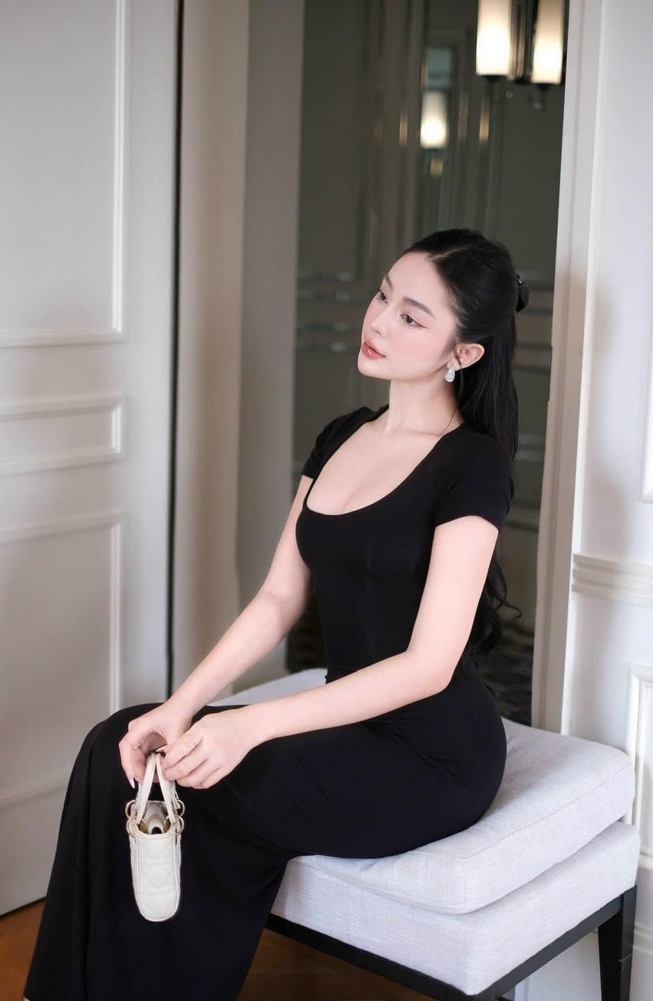 Đầm Thun Cổ U Khoét Lưng