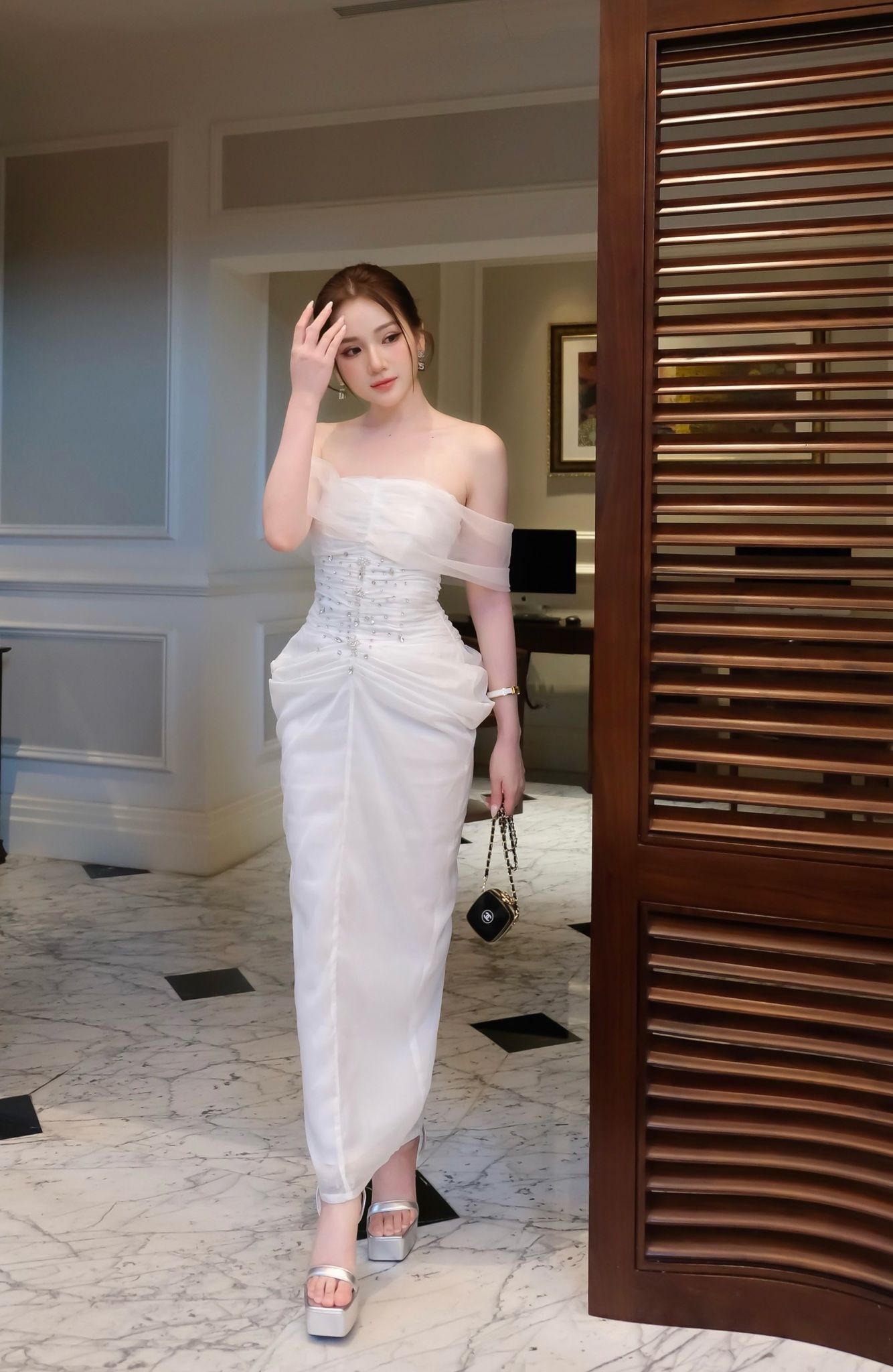 Đầm Lụa Bẹt Vai Lưới Đính Đá