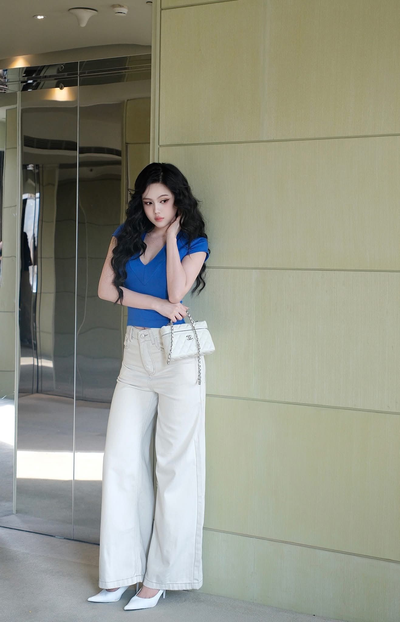 Áo Thun Cổ V Tay Con