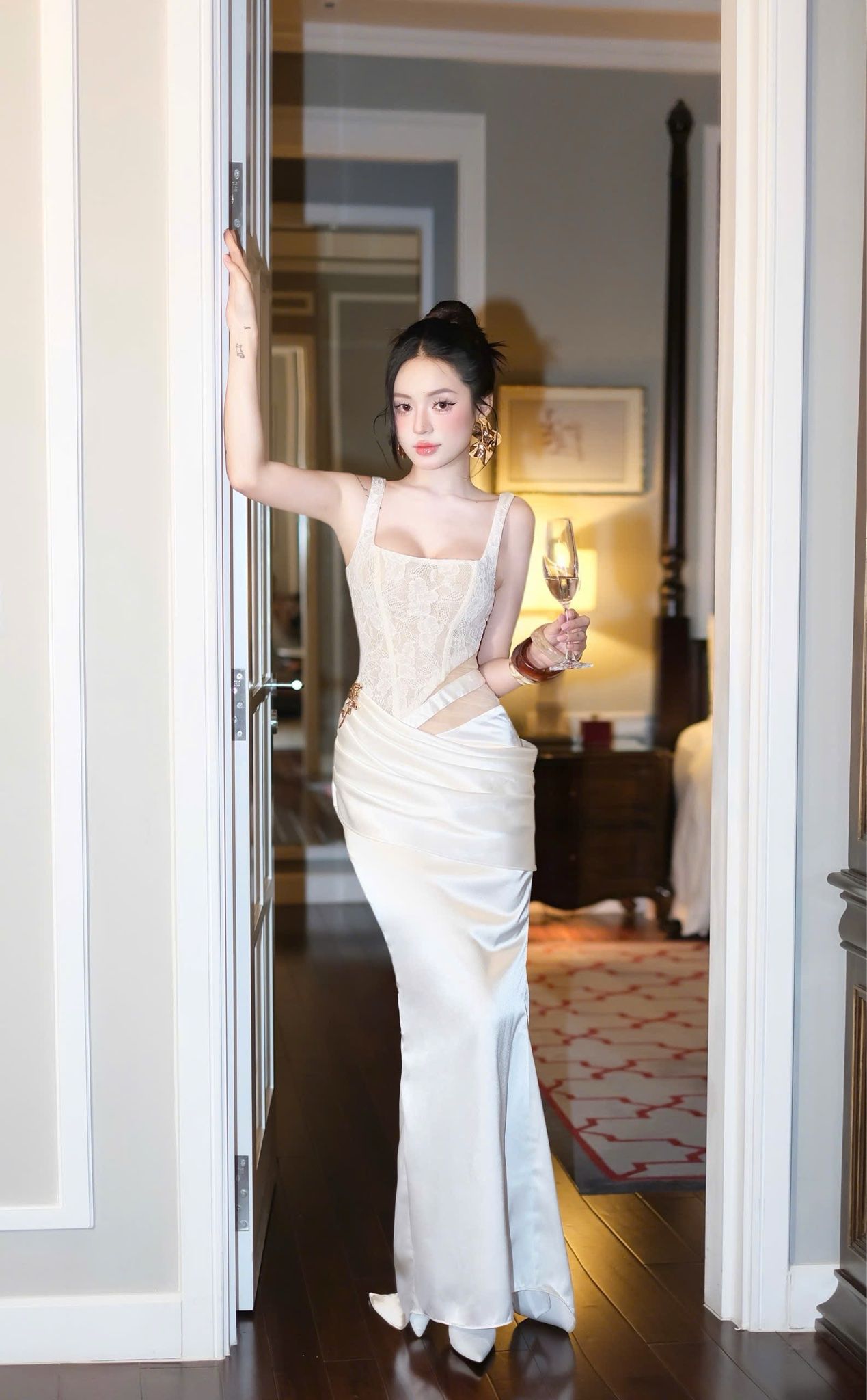 Đầm Lưới Phối Lụa Khoét 1 Bên
