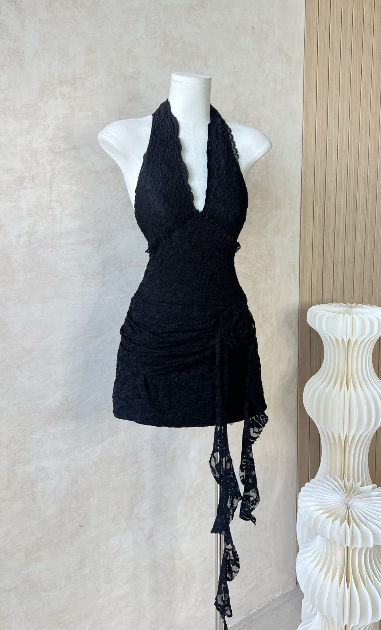 Đầm Ren Cột Yếm Đính Hoa