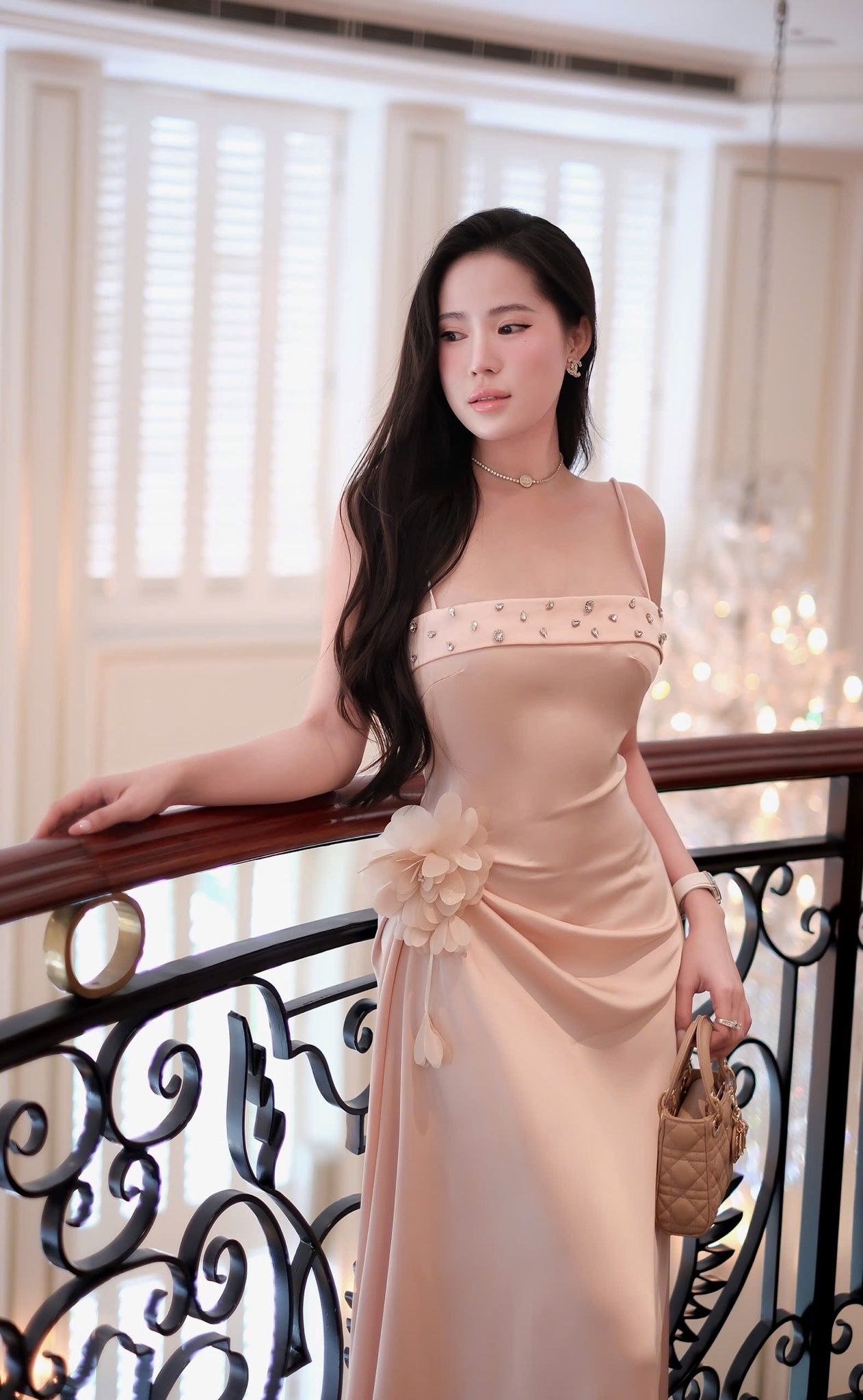 Đầm Lụa Đính Đá Kèm Hoa
