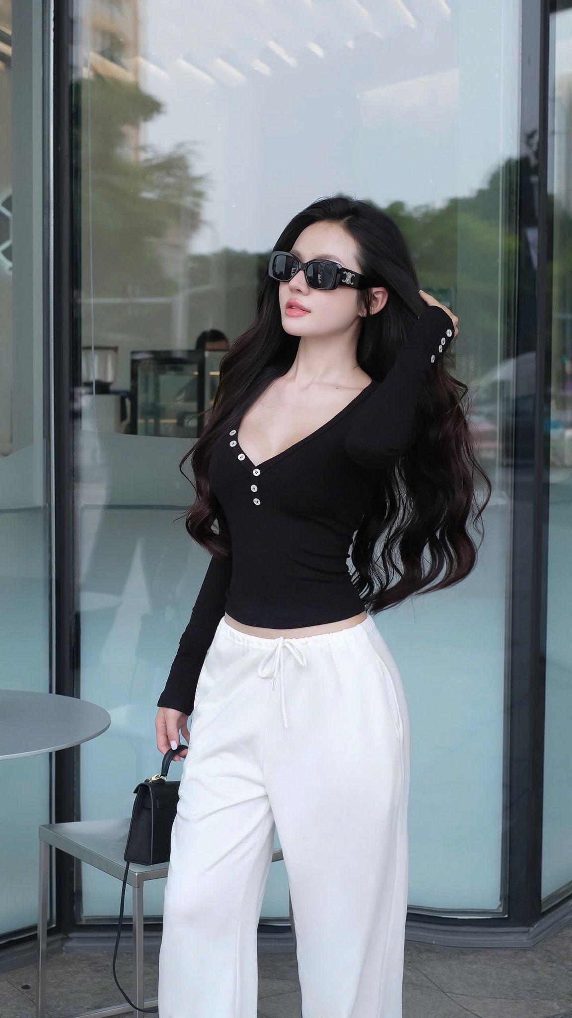Áo Thun Nút Cổ V