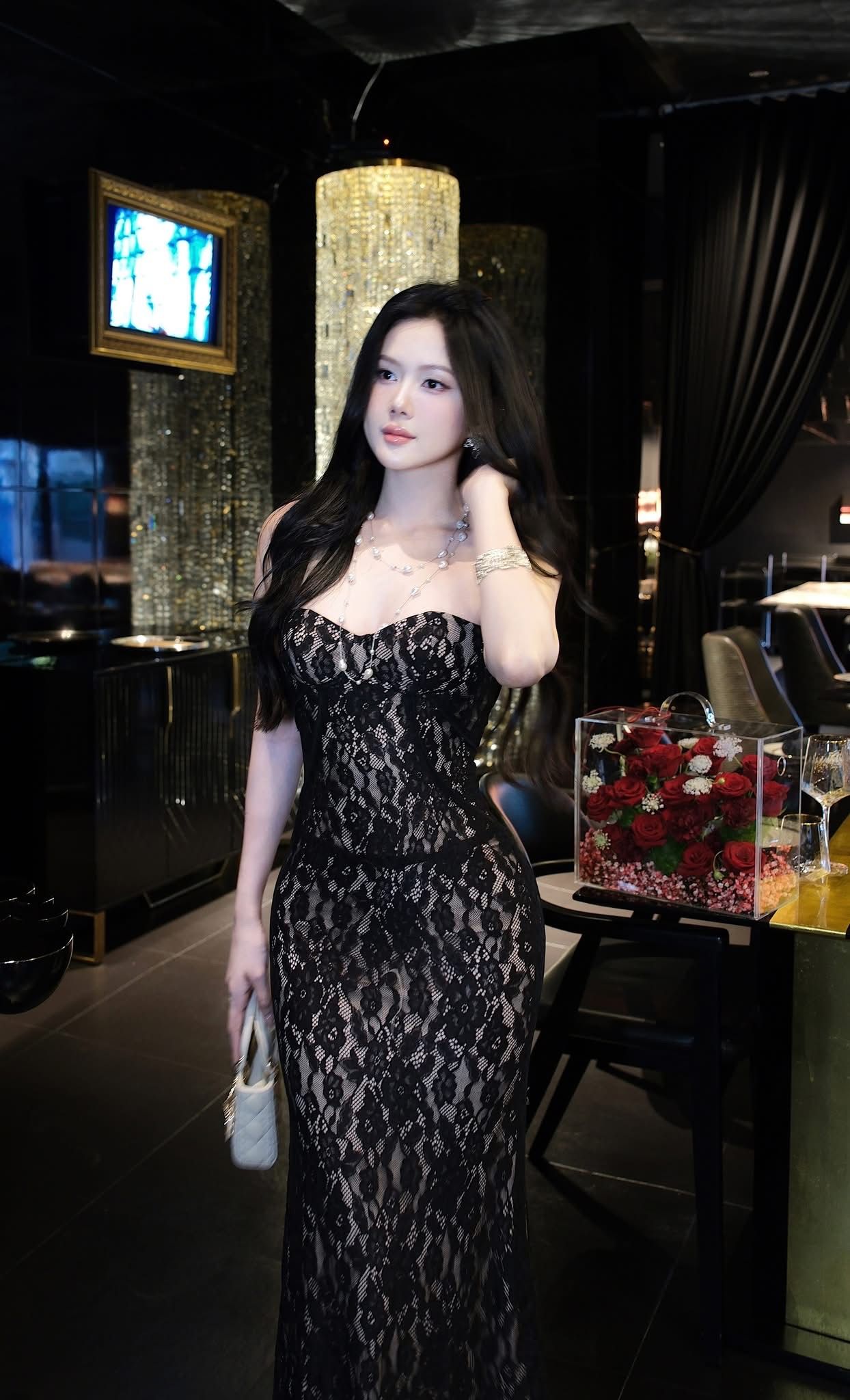 Đầm Ren Nền Hoa Đuôi Cá