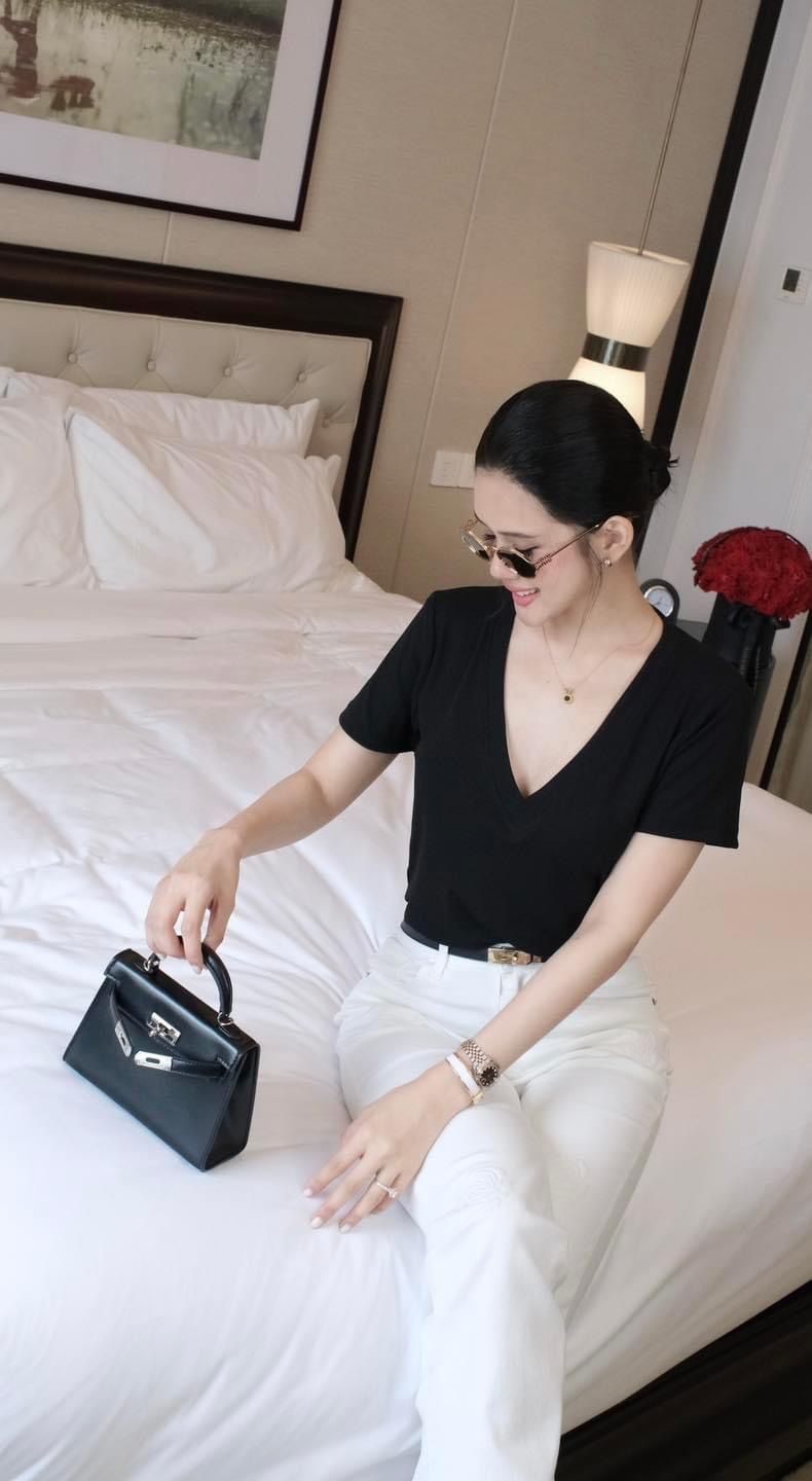 Áo Thun Tay Cộc Cổ V