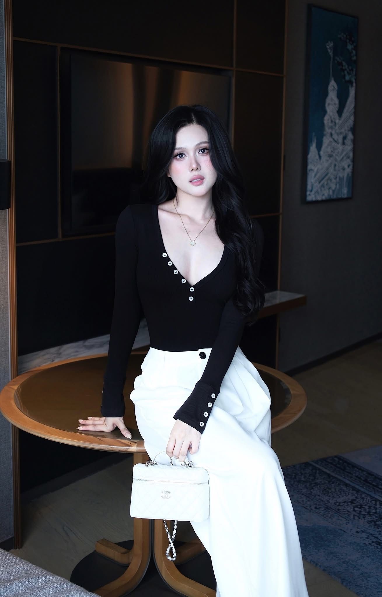Áo Thun Nút Cổ V