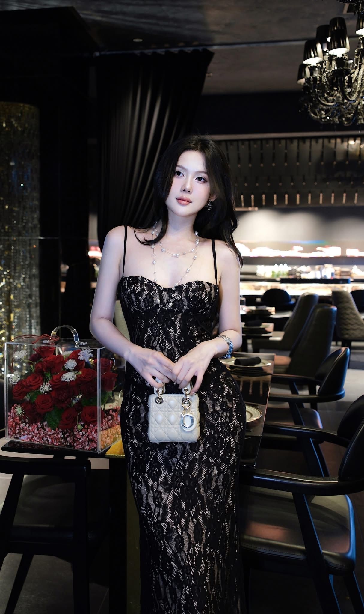 Đầm Ren Nền Hoa Đuôi Cá