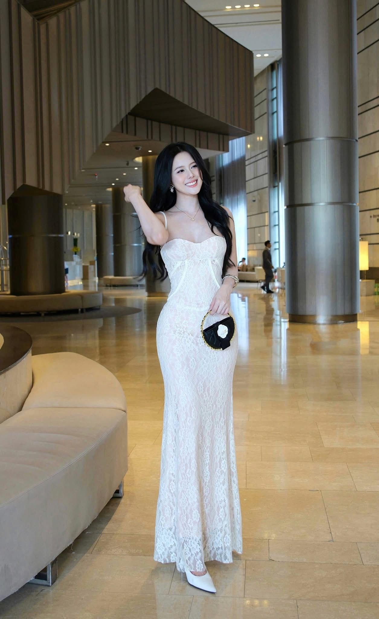 Đầm Ren Nền Hoa Đuôi Cá