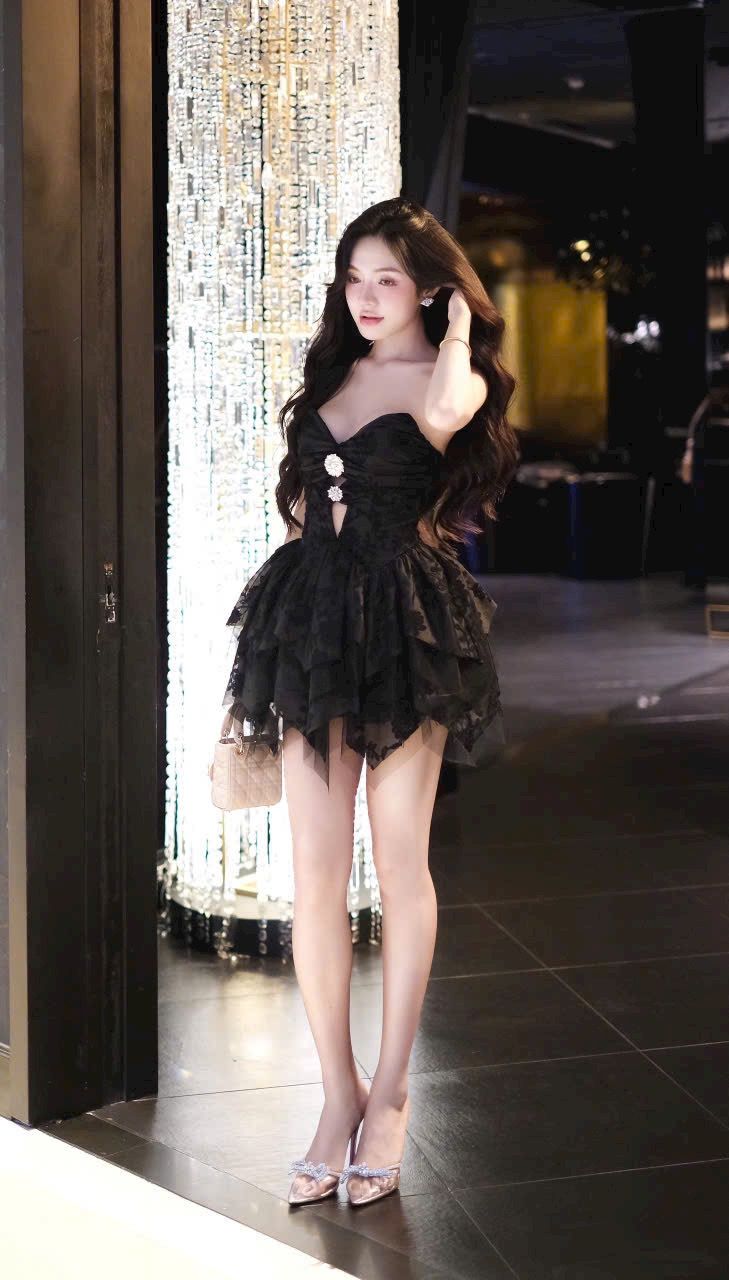 Đầm Cúp Thêu Hoa Đính Cườm