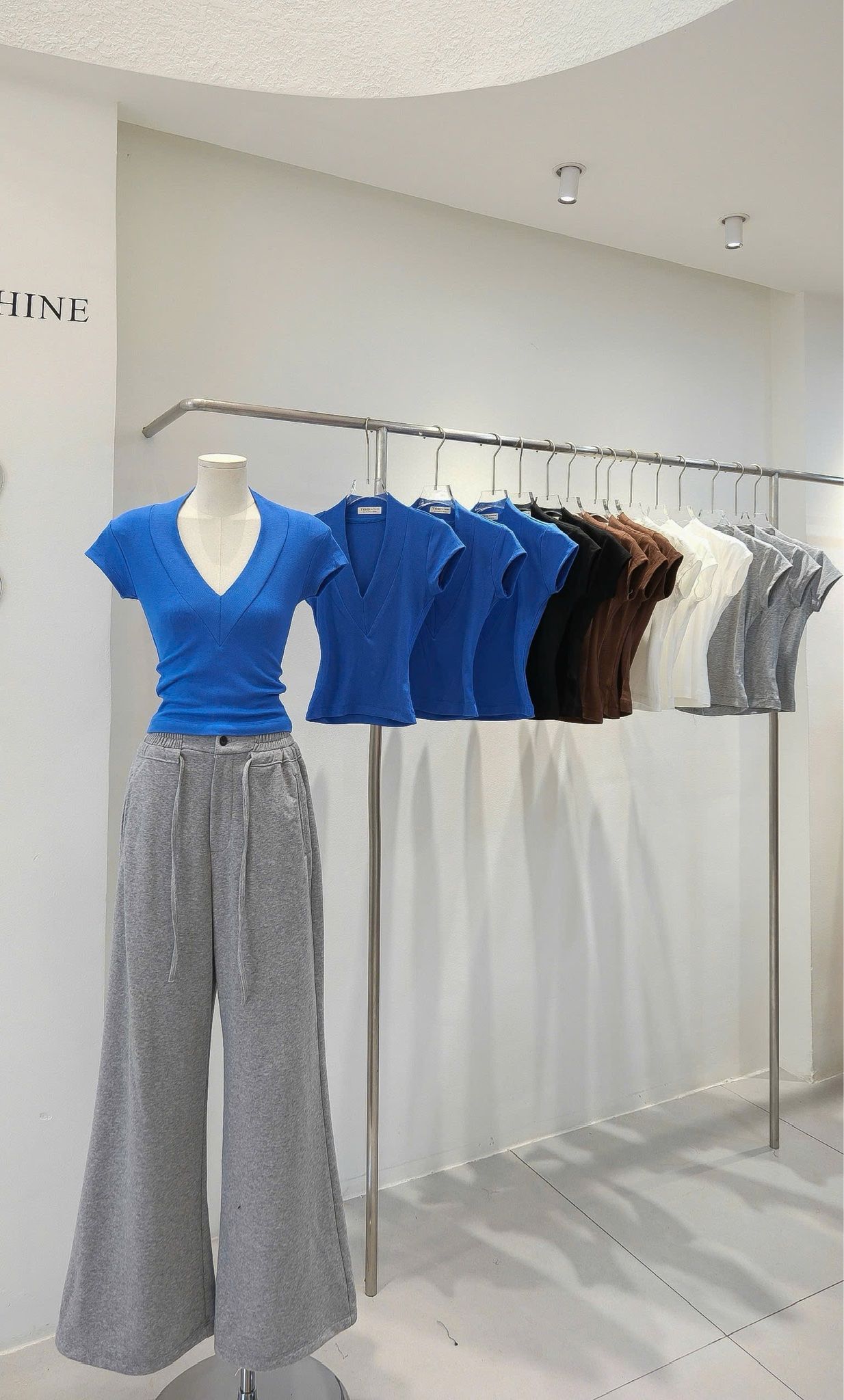 Áo Thun Cổ V Tay Con