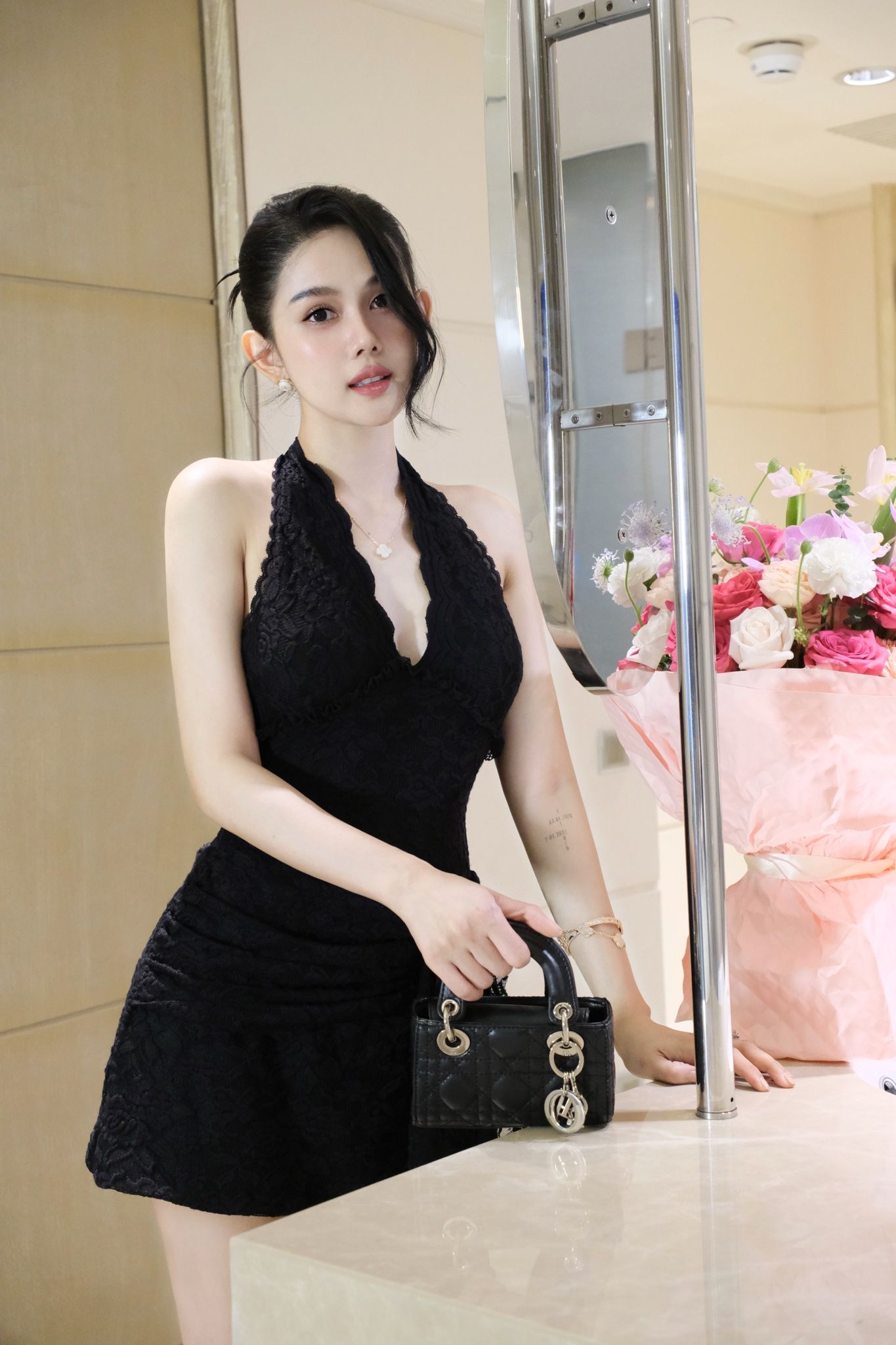 Đầm Ren Cột Yếm Đính Hoa