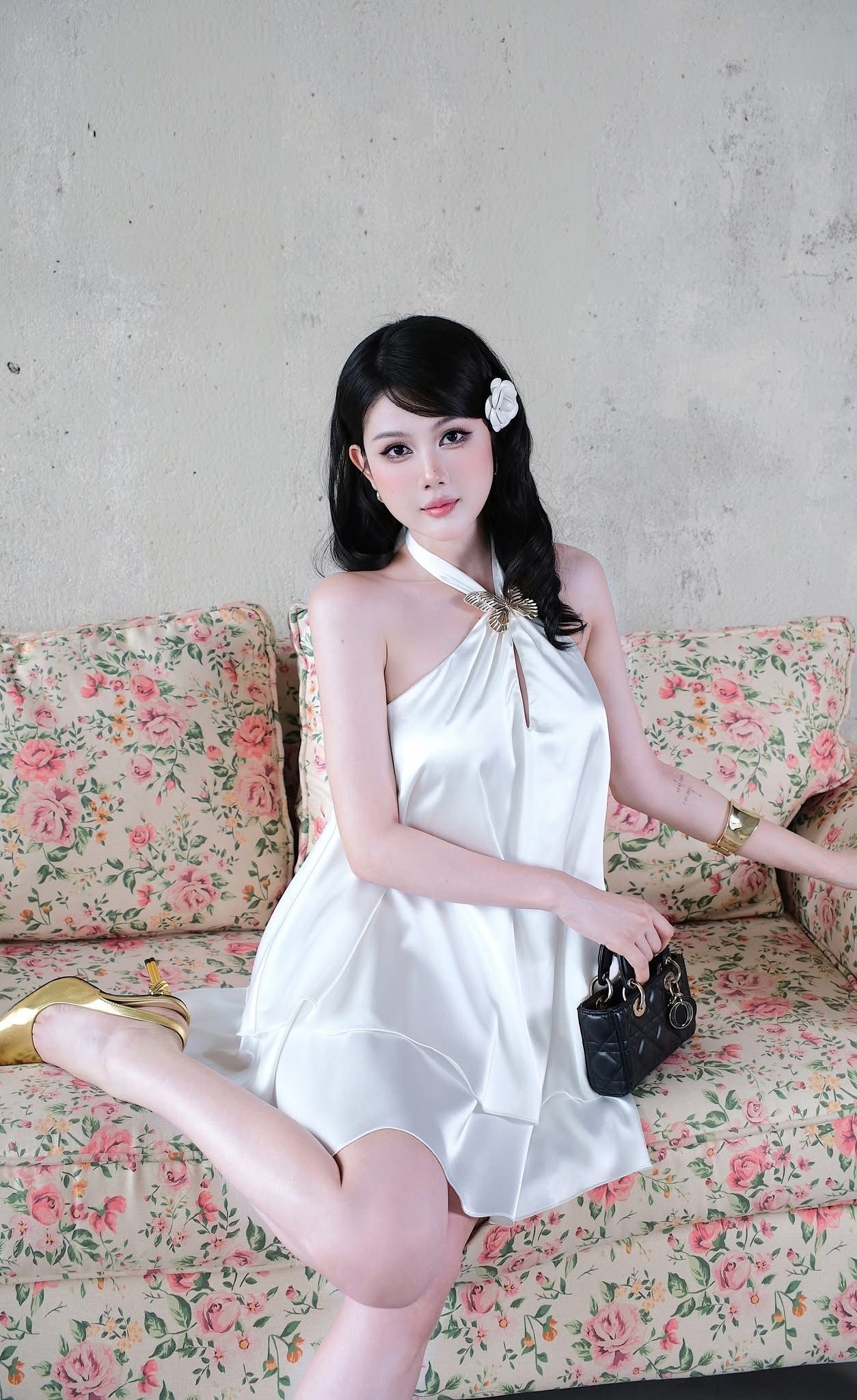 Đầm Lụa Tầng Khoét Kèm Bướm