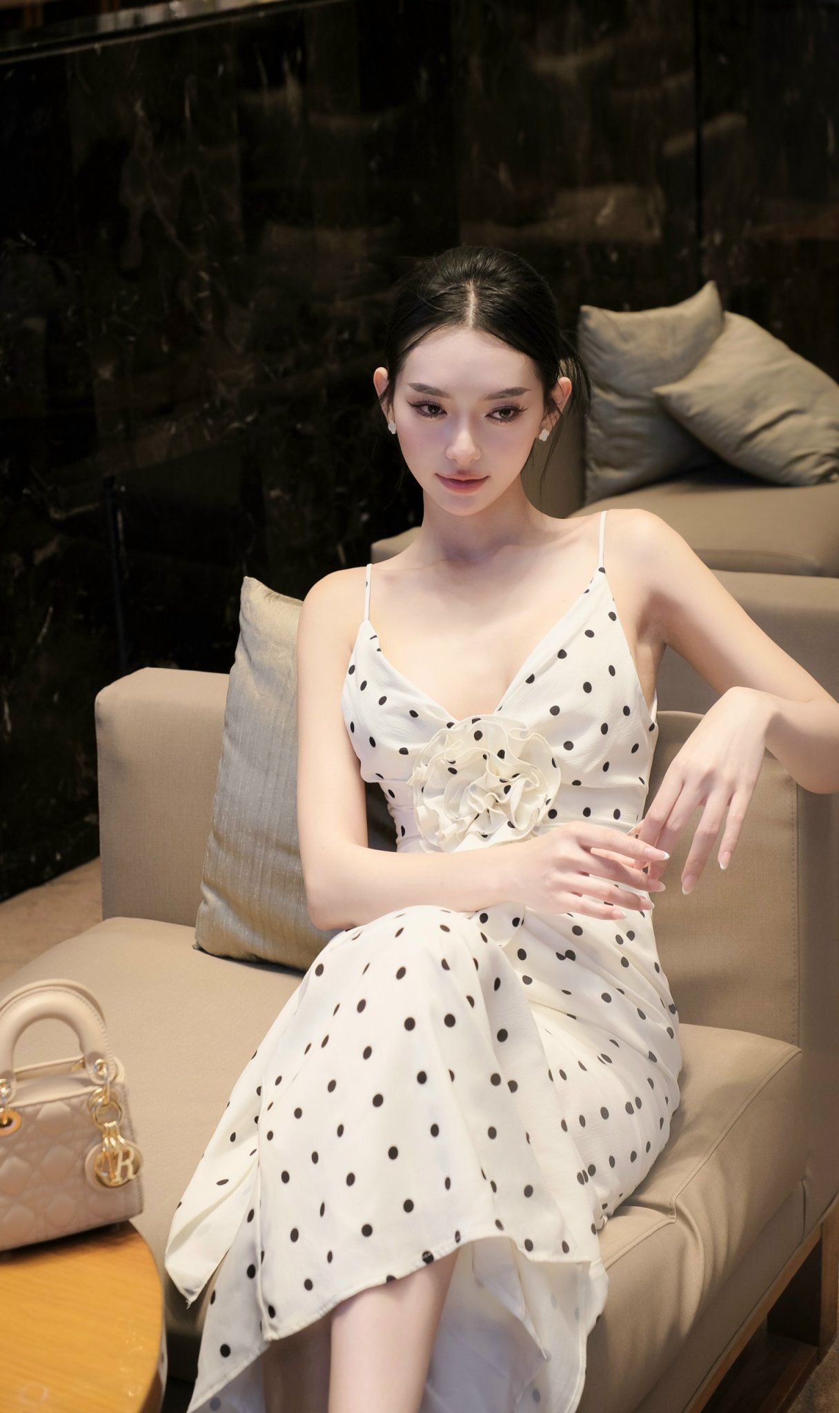 Đầm Chấm Bi Cổ V Đính Bông
