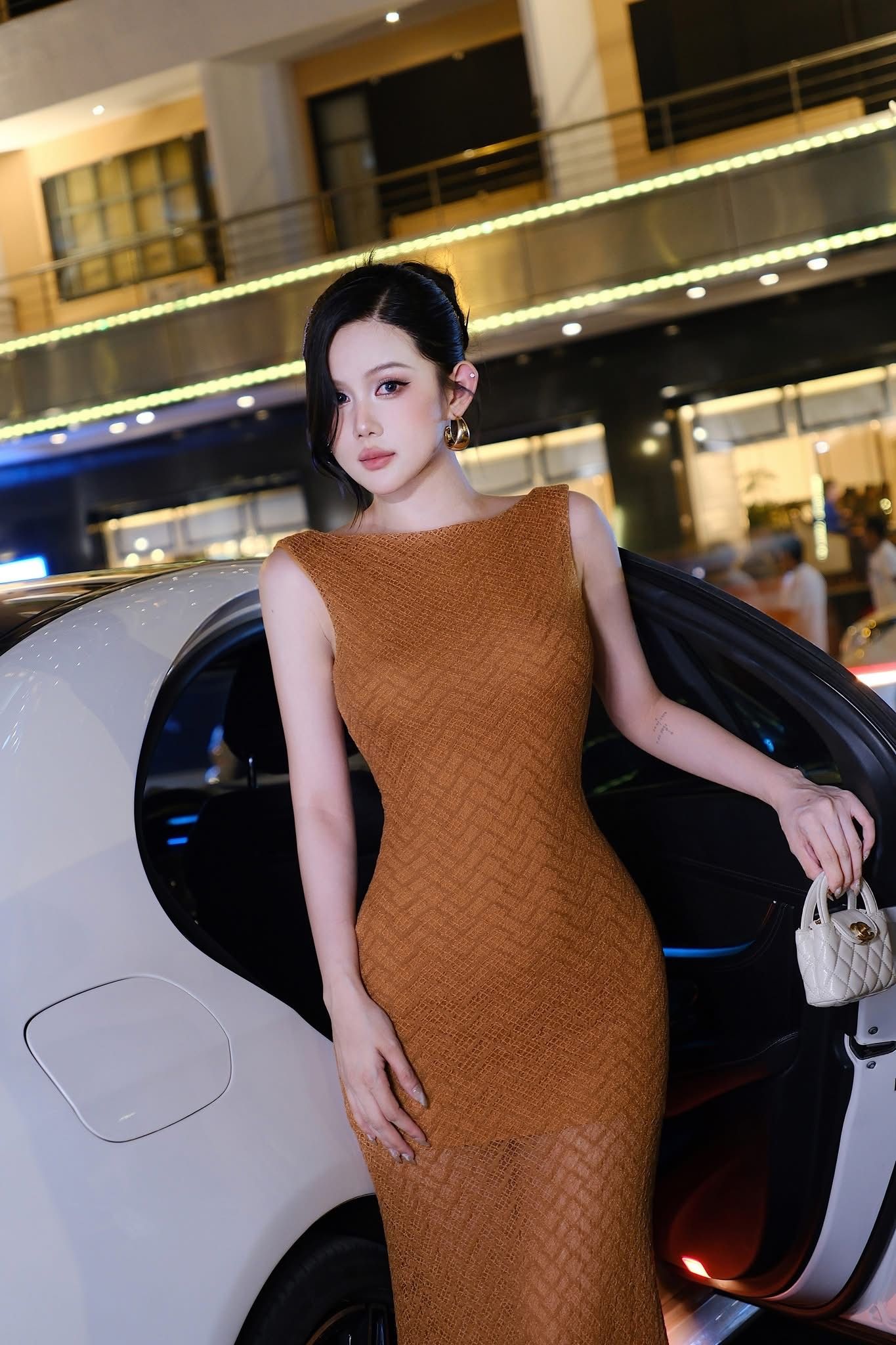 Đầm Ren Đuôi Cá Hở Lưng