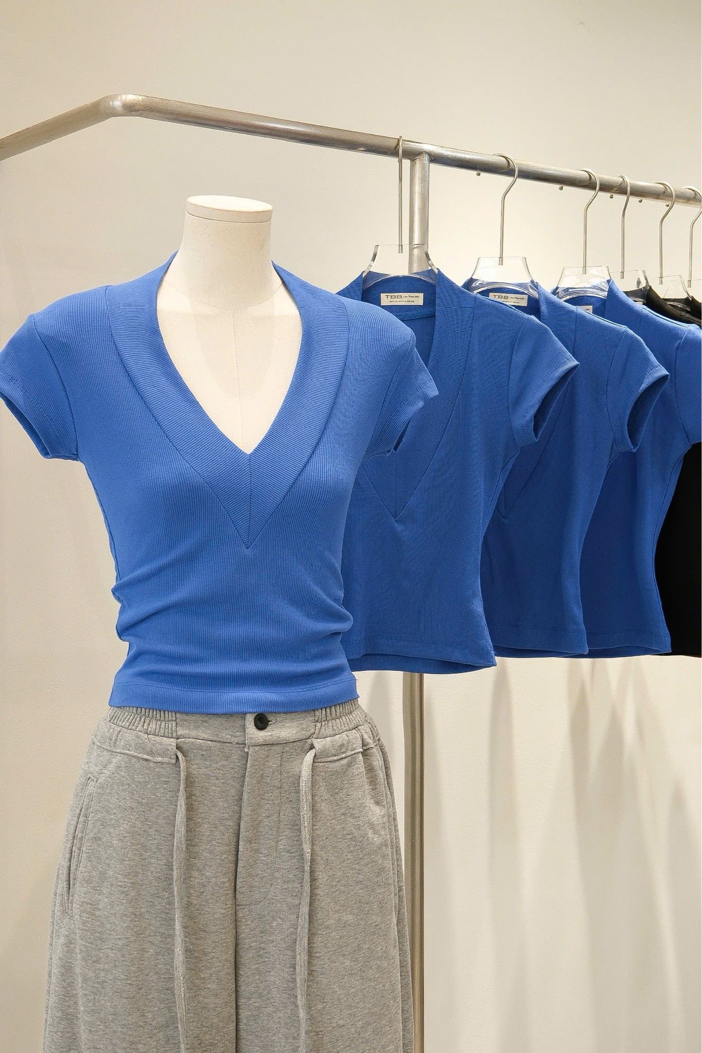Áo Thun Cổ V Tay Con