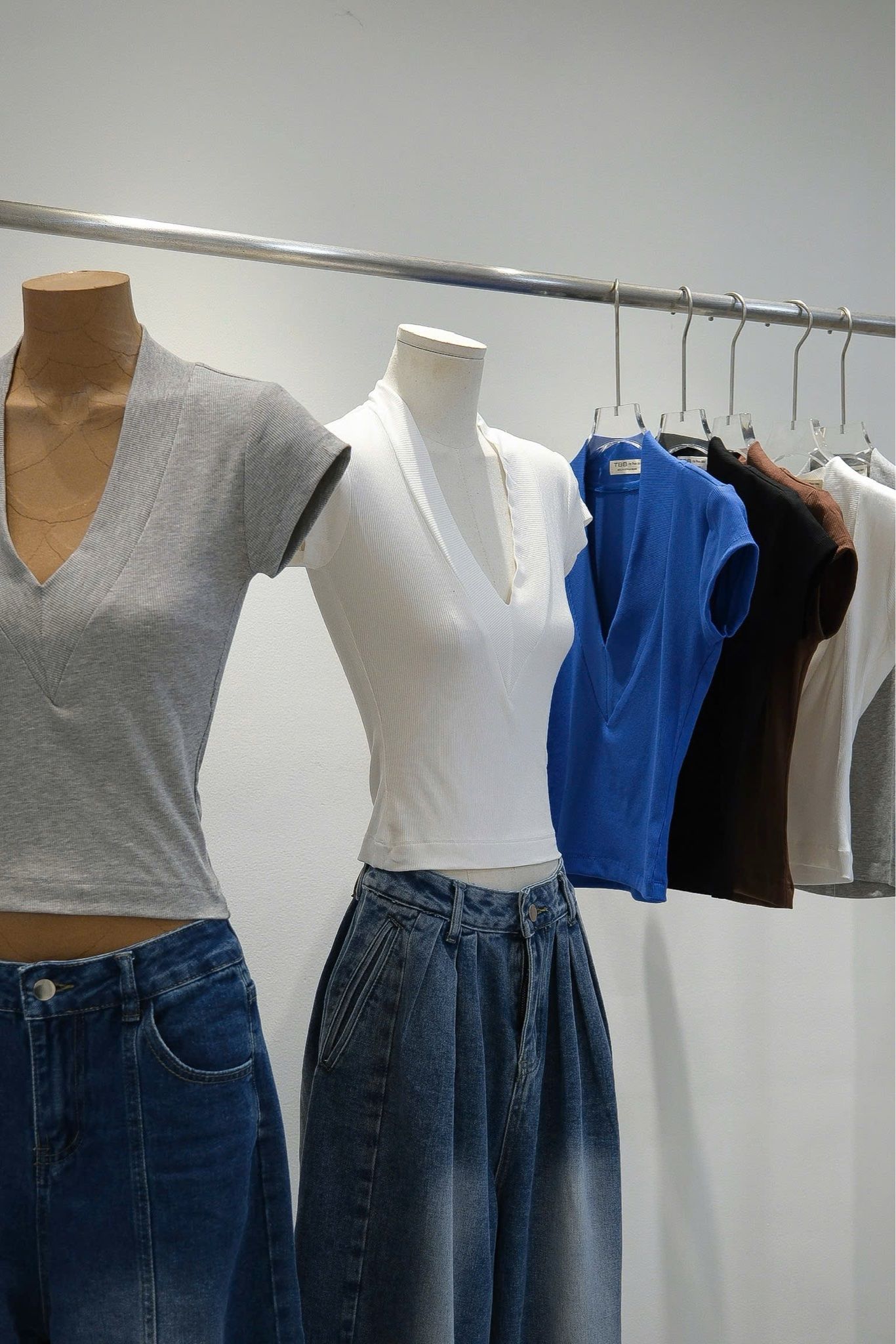Áo Thun Cổ V Tay Con