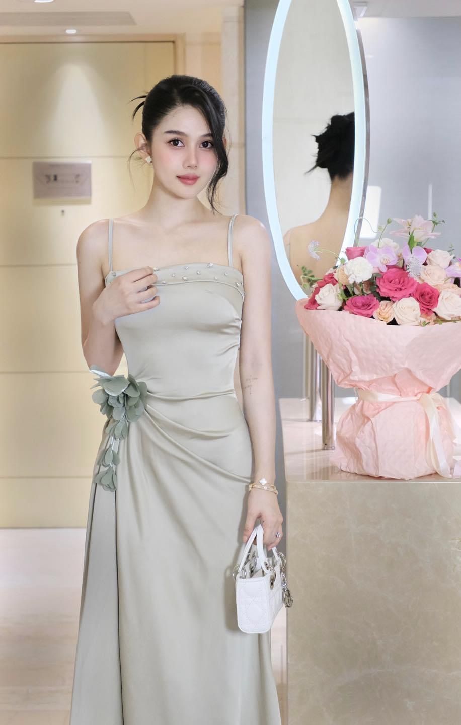 Đầm Lụa Đính Đá Kèm Hoa
