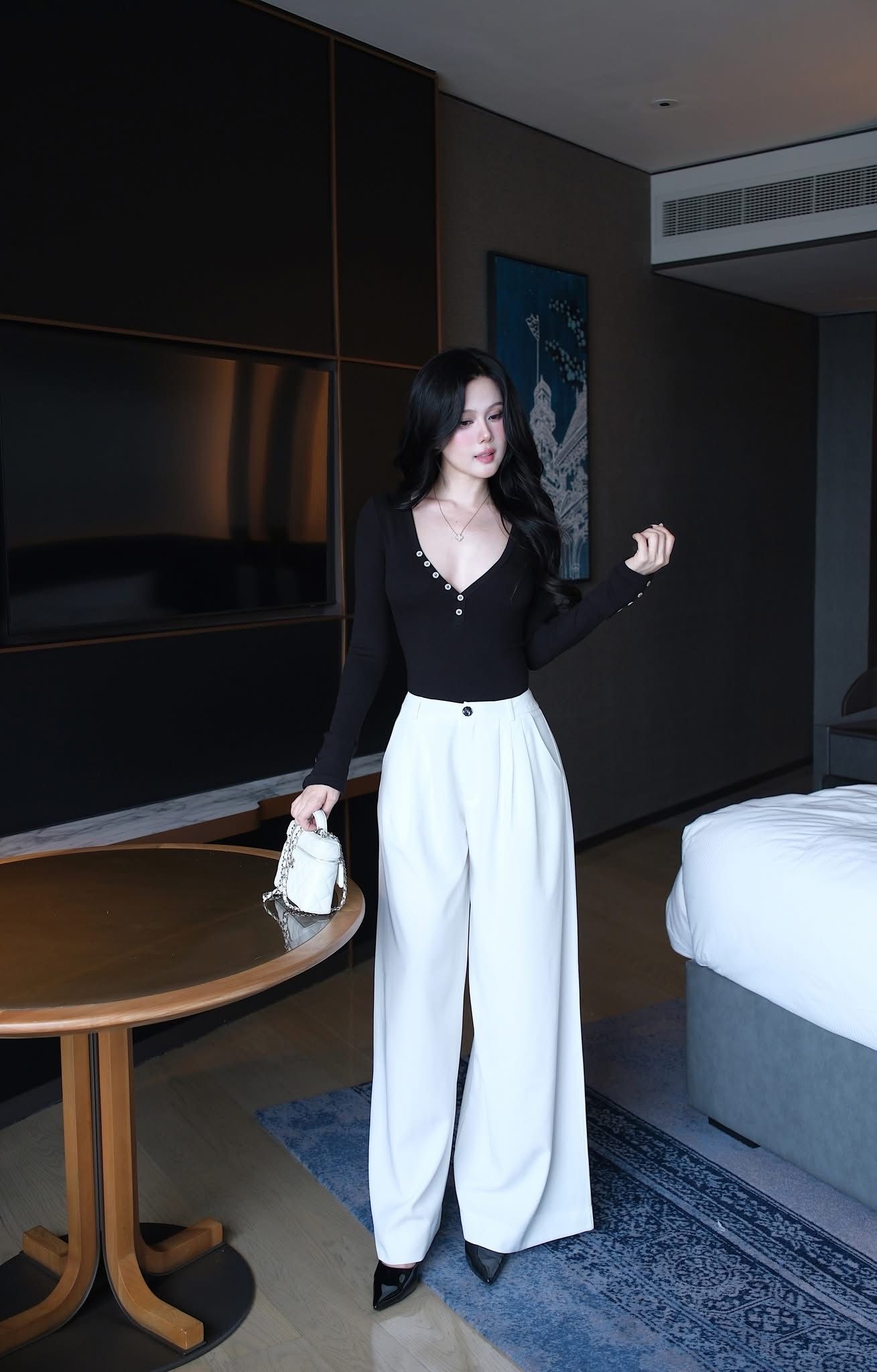 Áo Thun Nút Cổ V