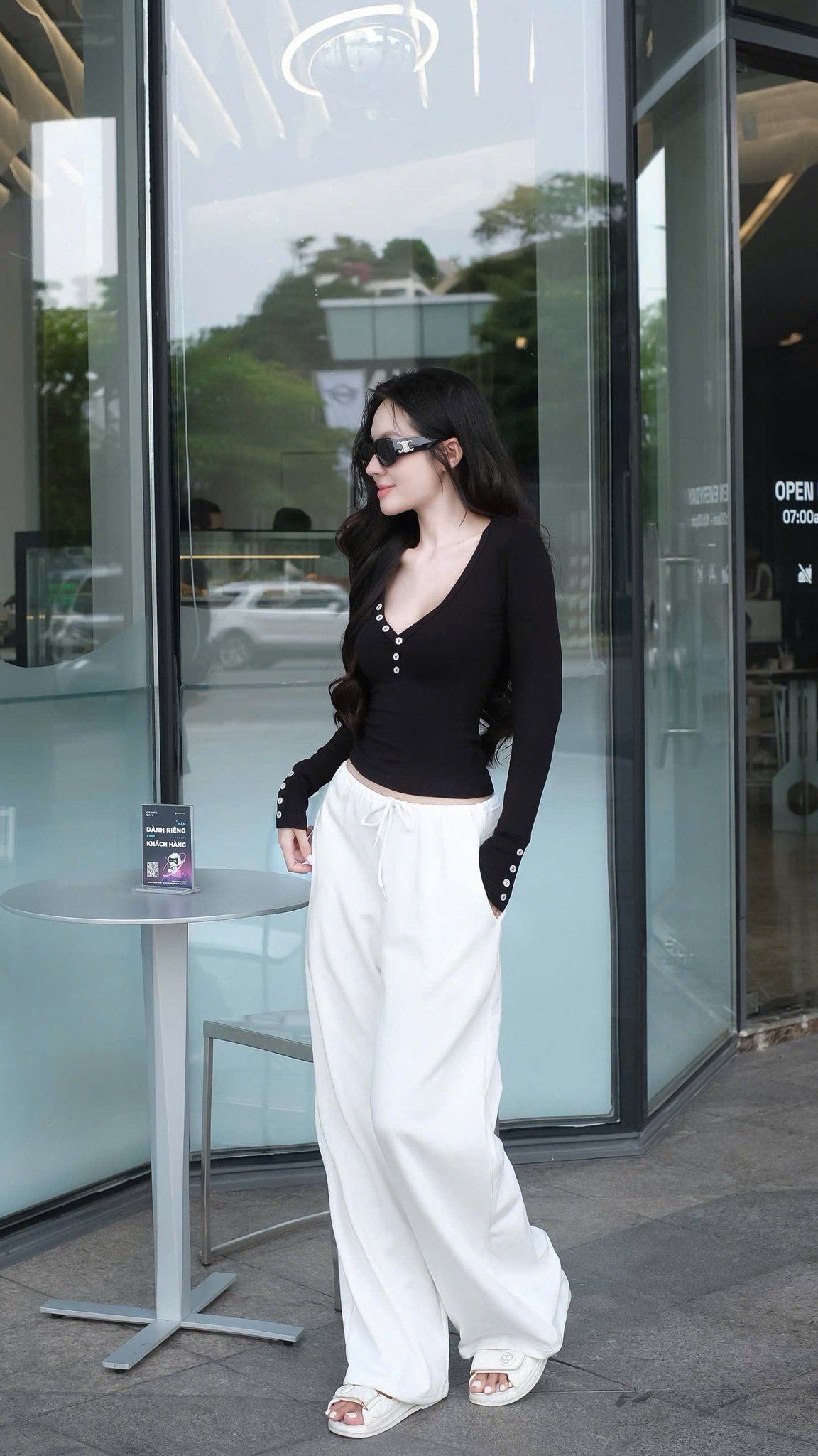 Áo Thun Nút Cổ V
