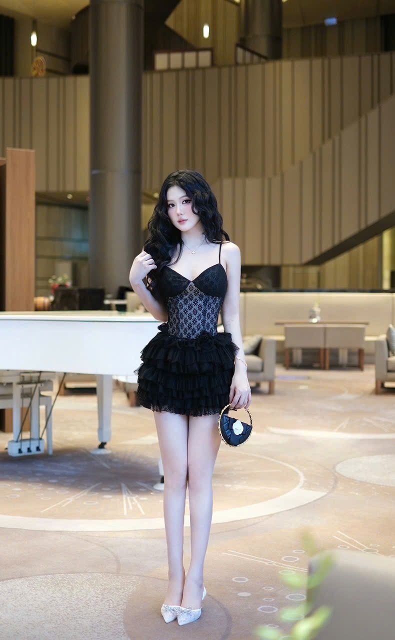 Đầm Ren Tầng Họa Tiết
