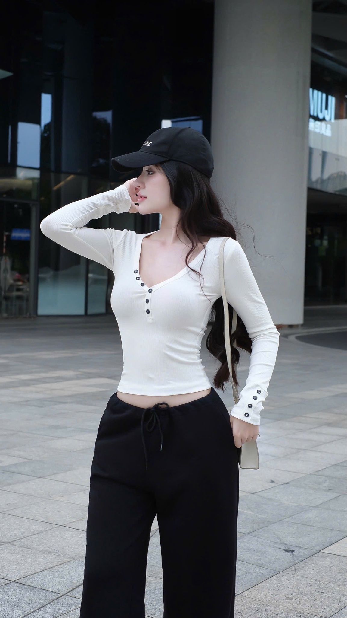 Áo Thun Nút Cổ V