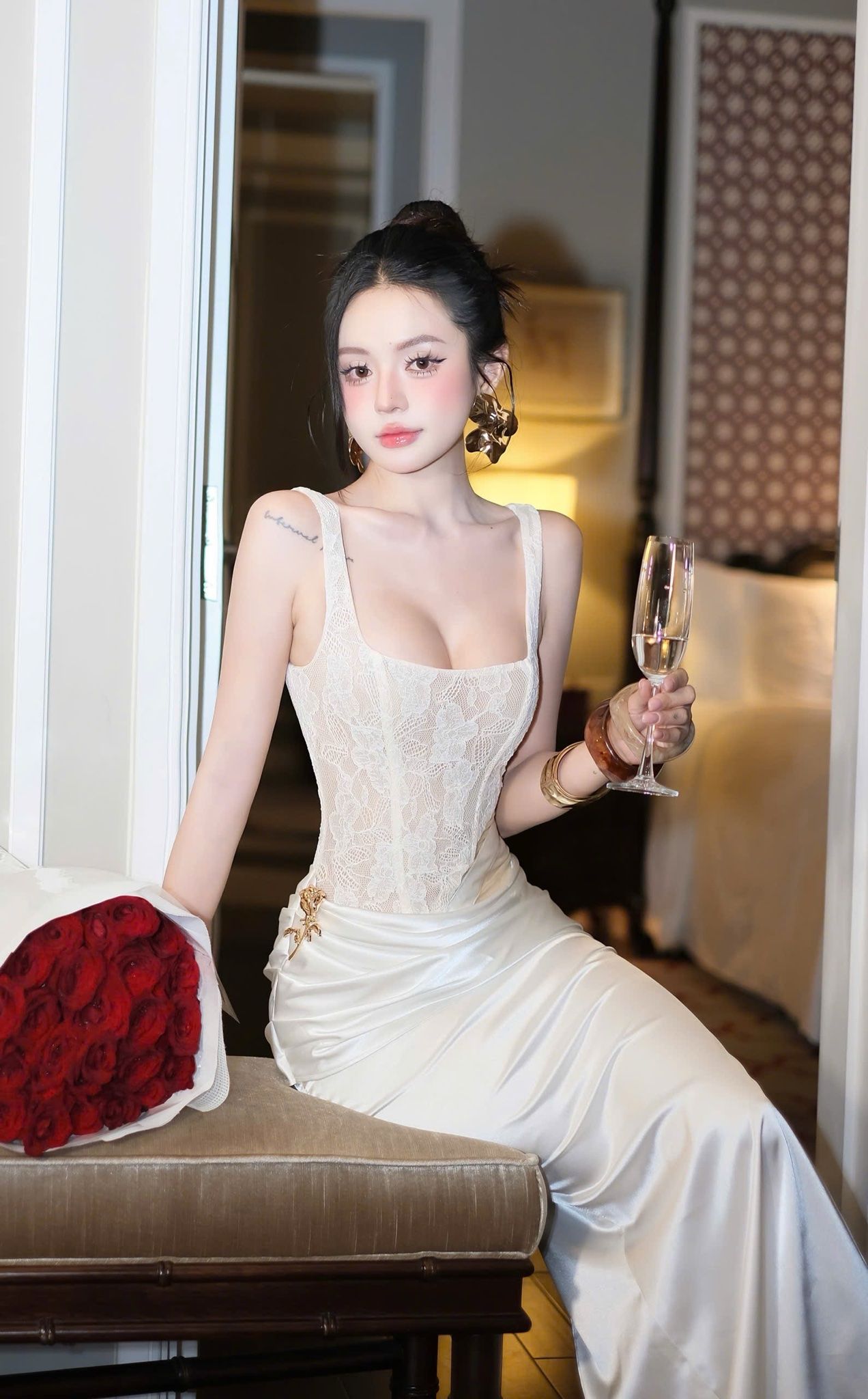 Đầm Lưới Phối Lụa Khoét 1 Bên