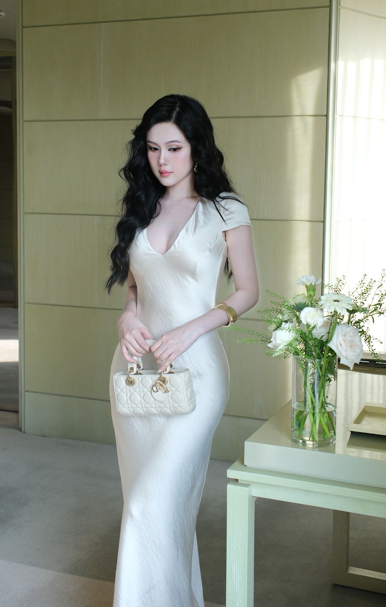 Đầm Lụa Suông Cổ V