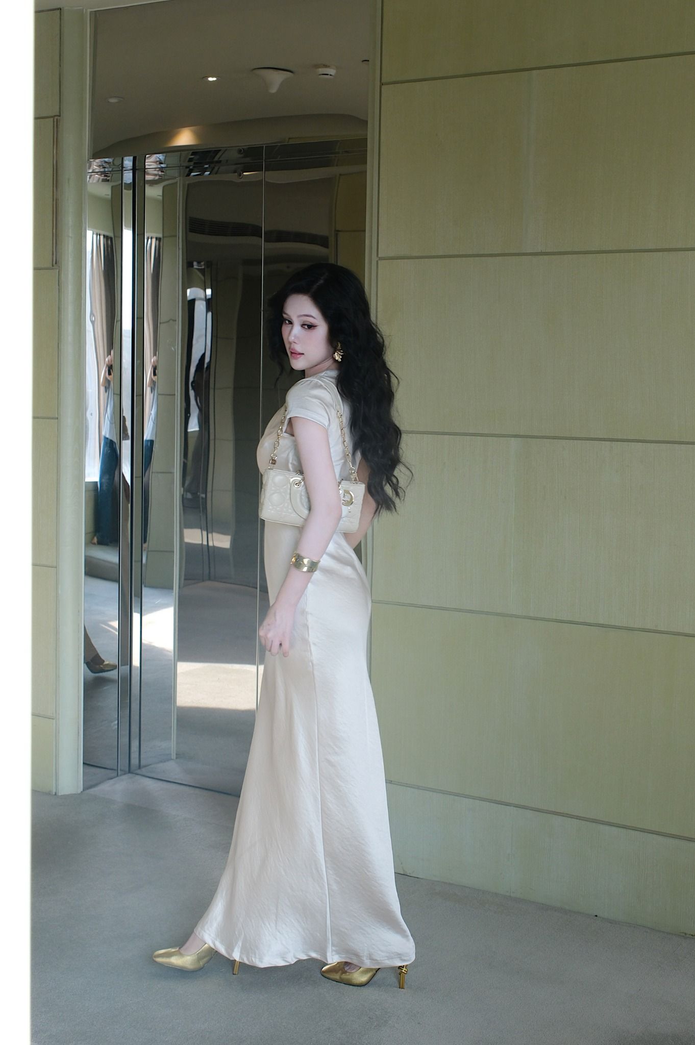 Đầm Lụa Suông Cổ V