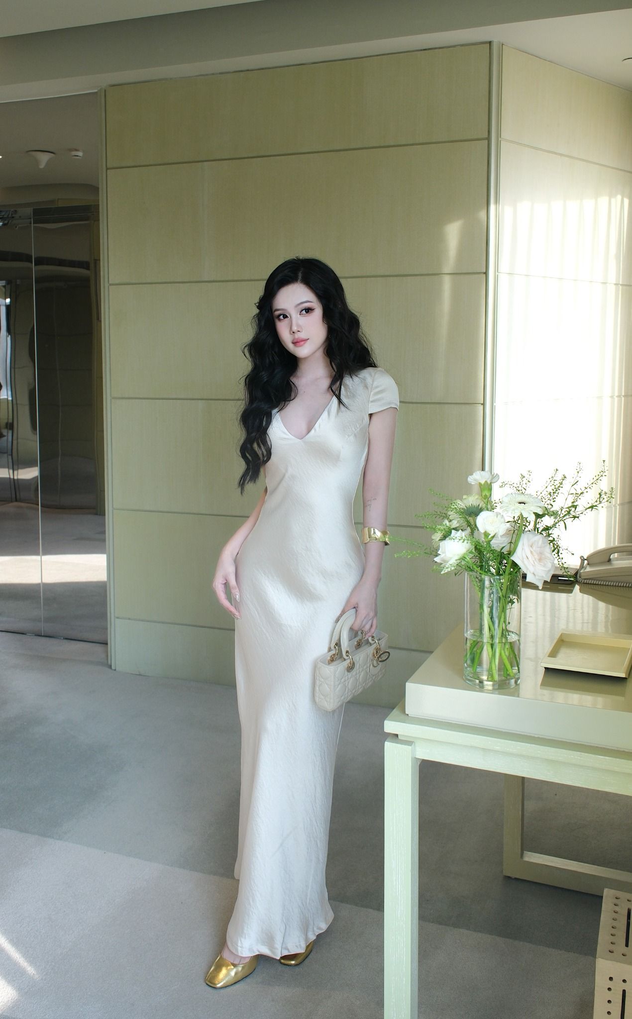 Đầm Lụa Suông Cổ V