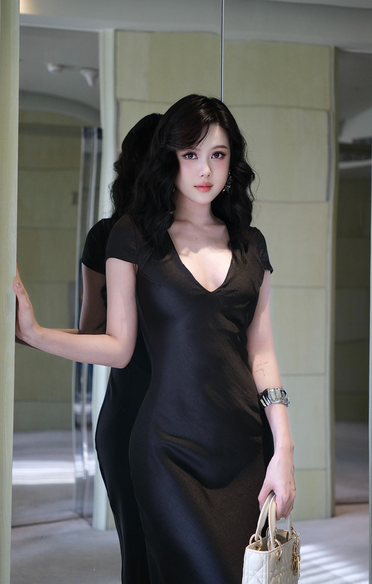 Đầm Lụa Suông Cổ V